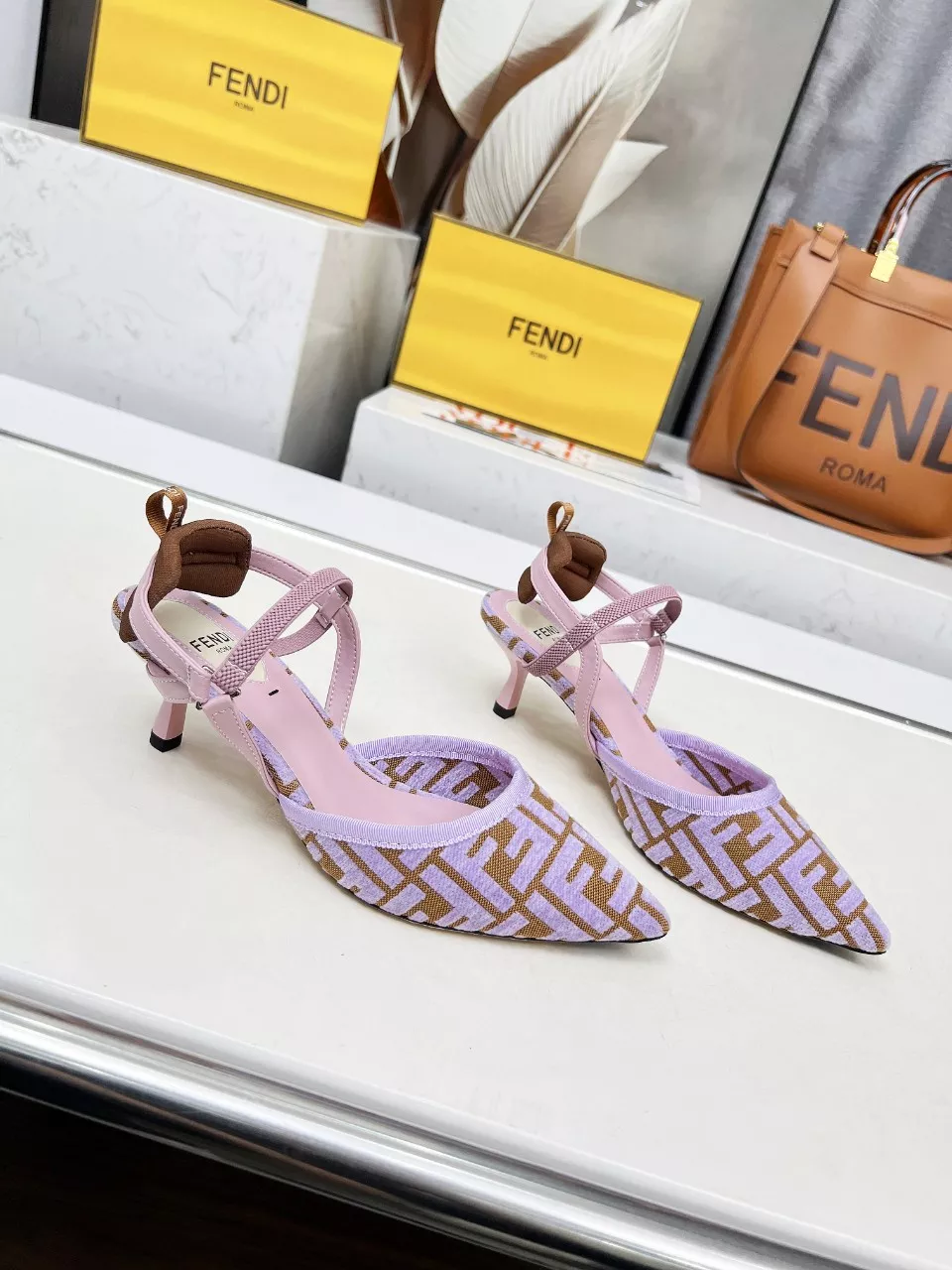 Fendi Sandal For Women Lightweight 2477