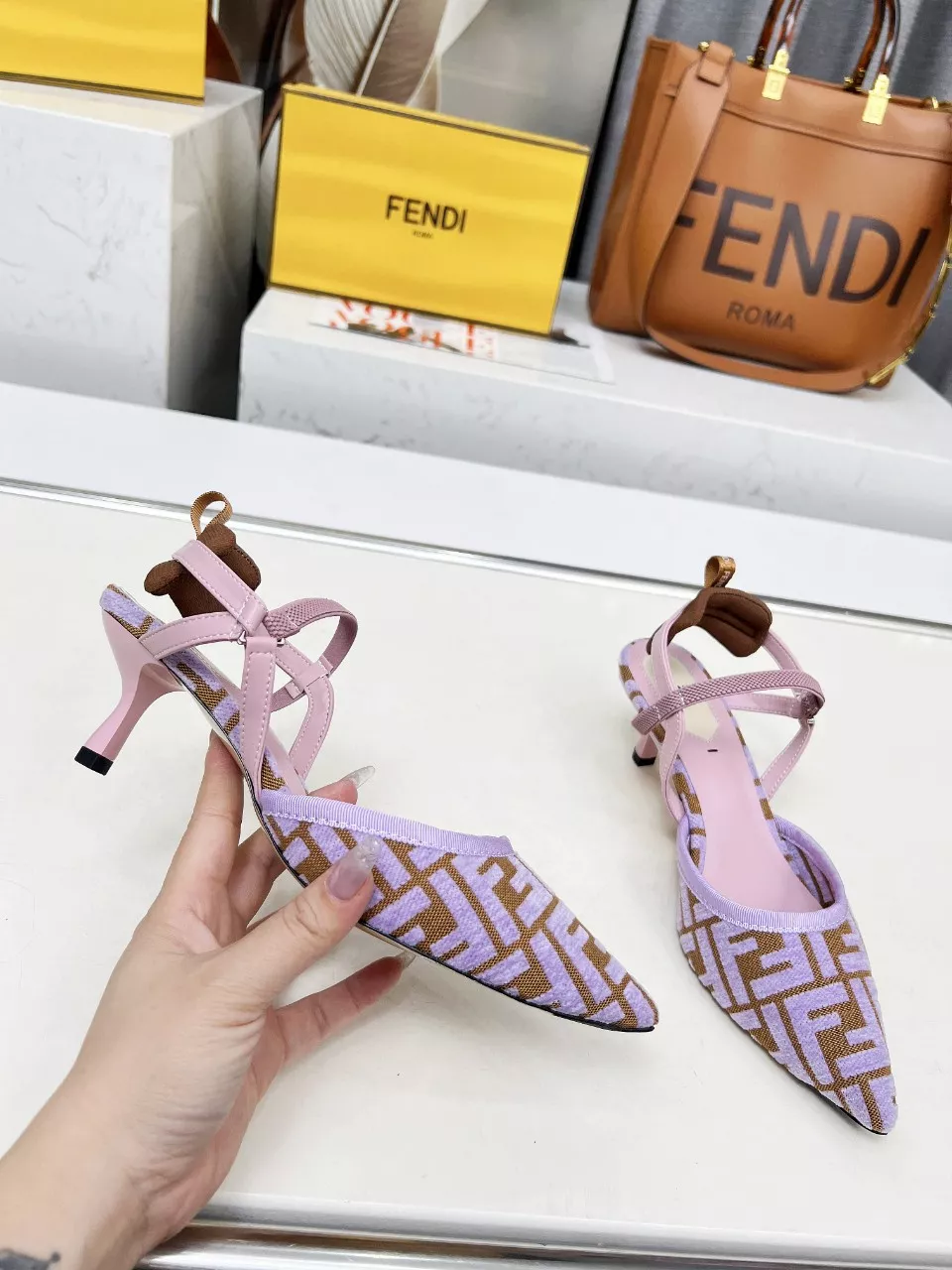 Fendi Sandal For Women Lightweight 2477