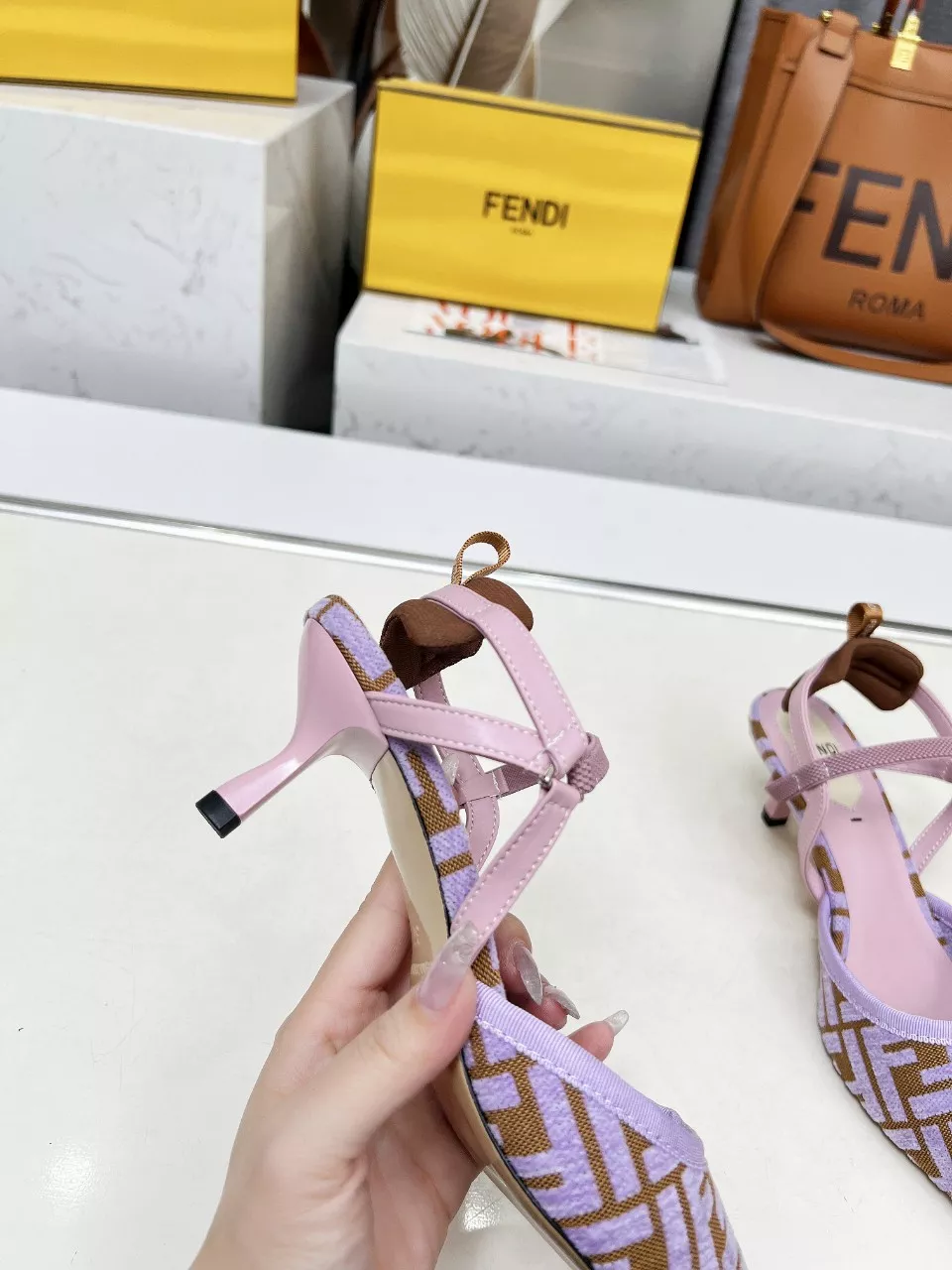 Fendi Sandal For Women Lightweight 2477