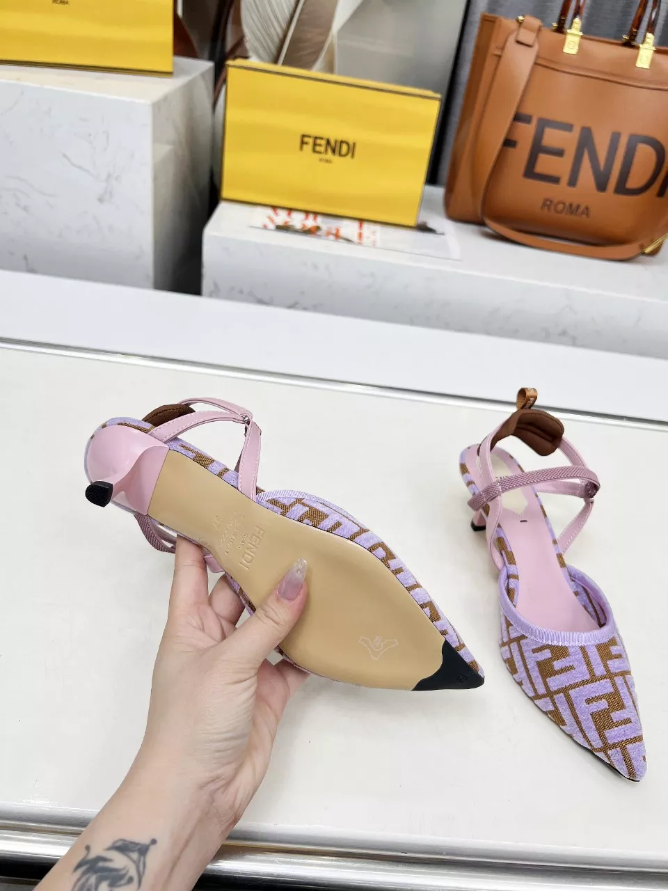 Fendi Sandal For Women Lightweight 2477