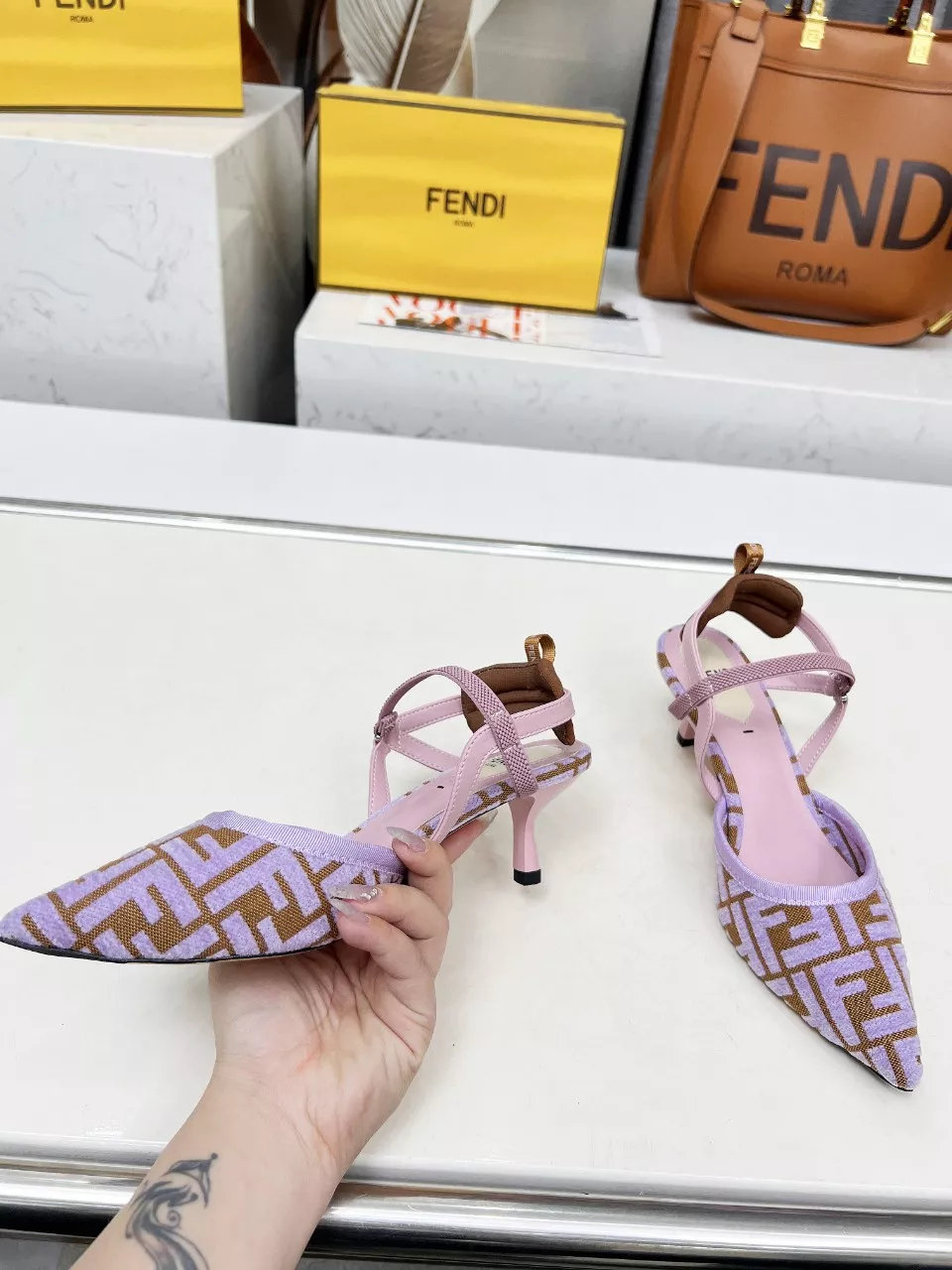 Fendi Sandal For Women Lightweight 2477
