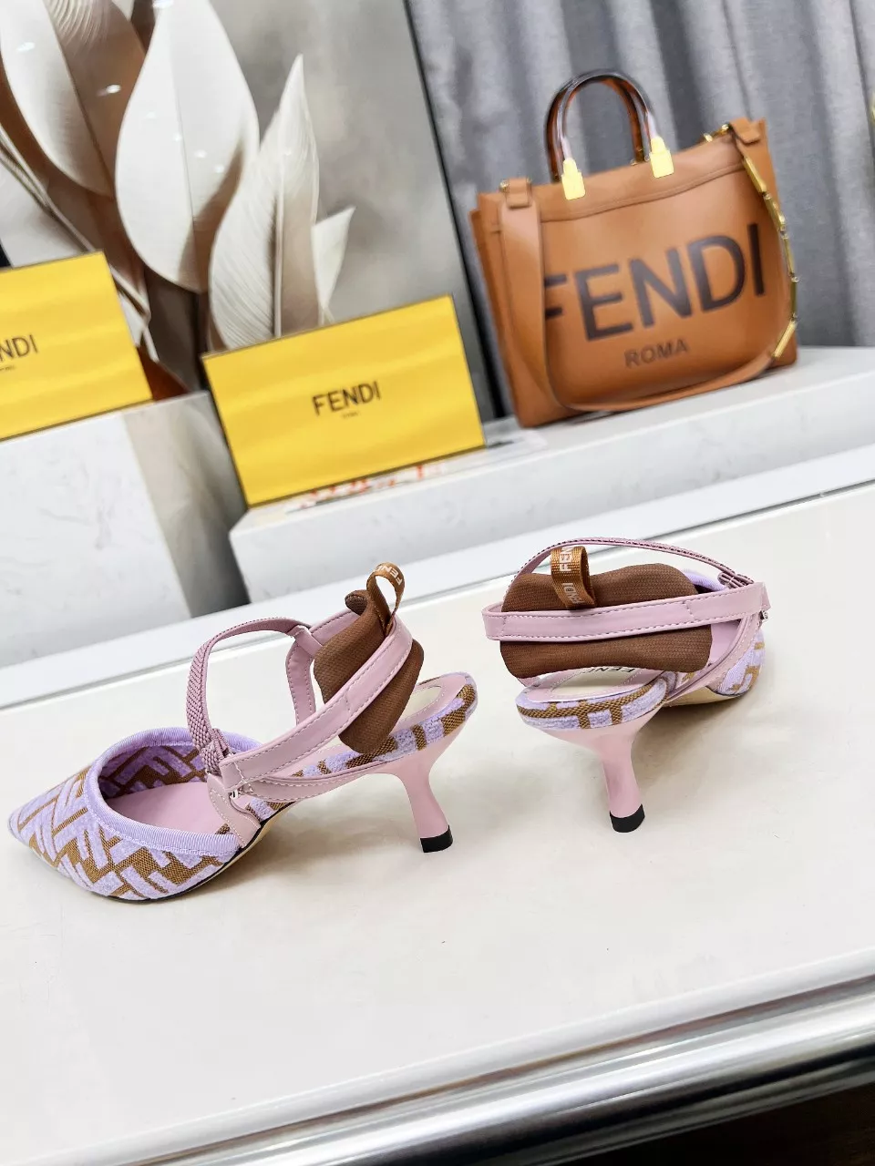 Fendi Sandal For Women Lightweight 2477