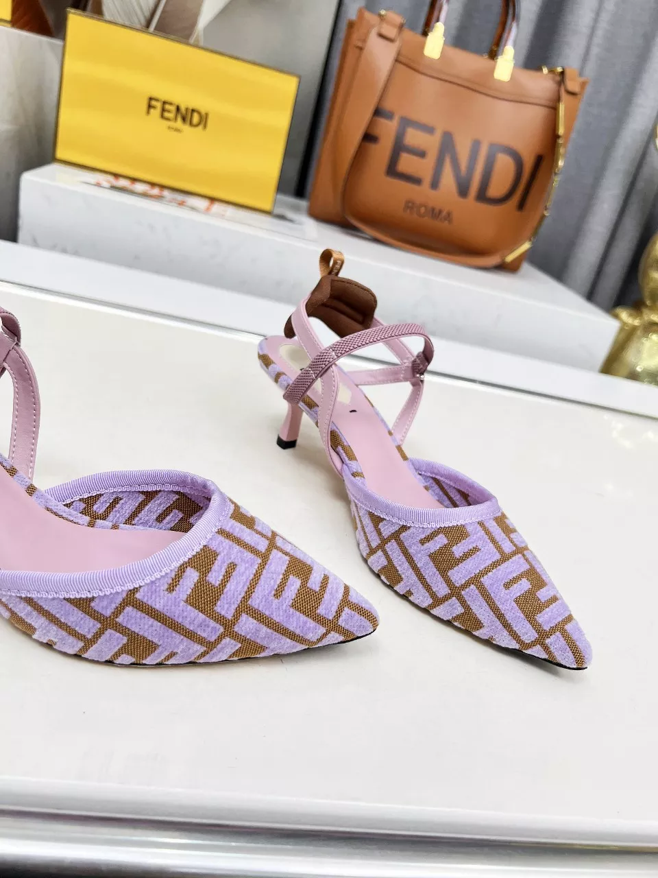 Fendi Sandal For Women Lightweight 2477