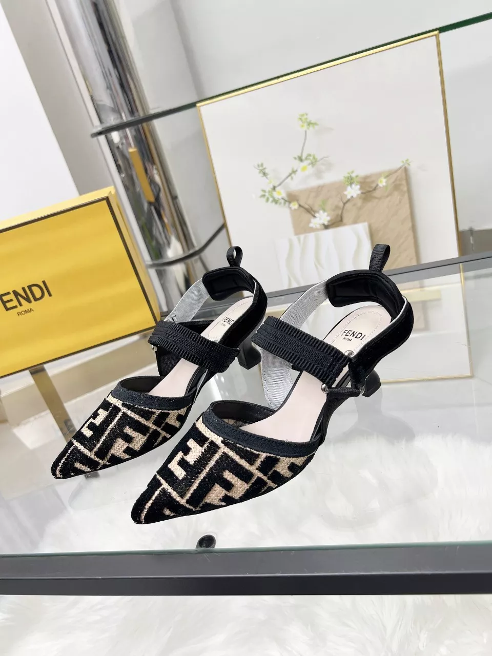 Fendi Sandal For Women Unique 9822
