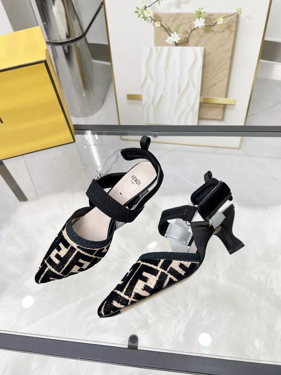 Fendi Sandal For Women Unique 9822