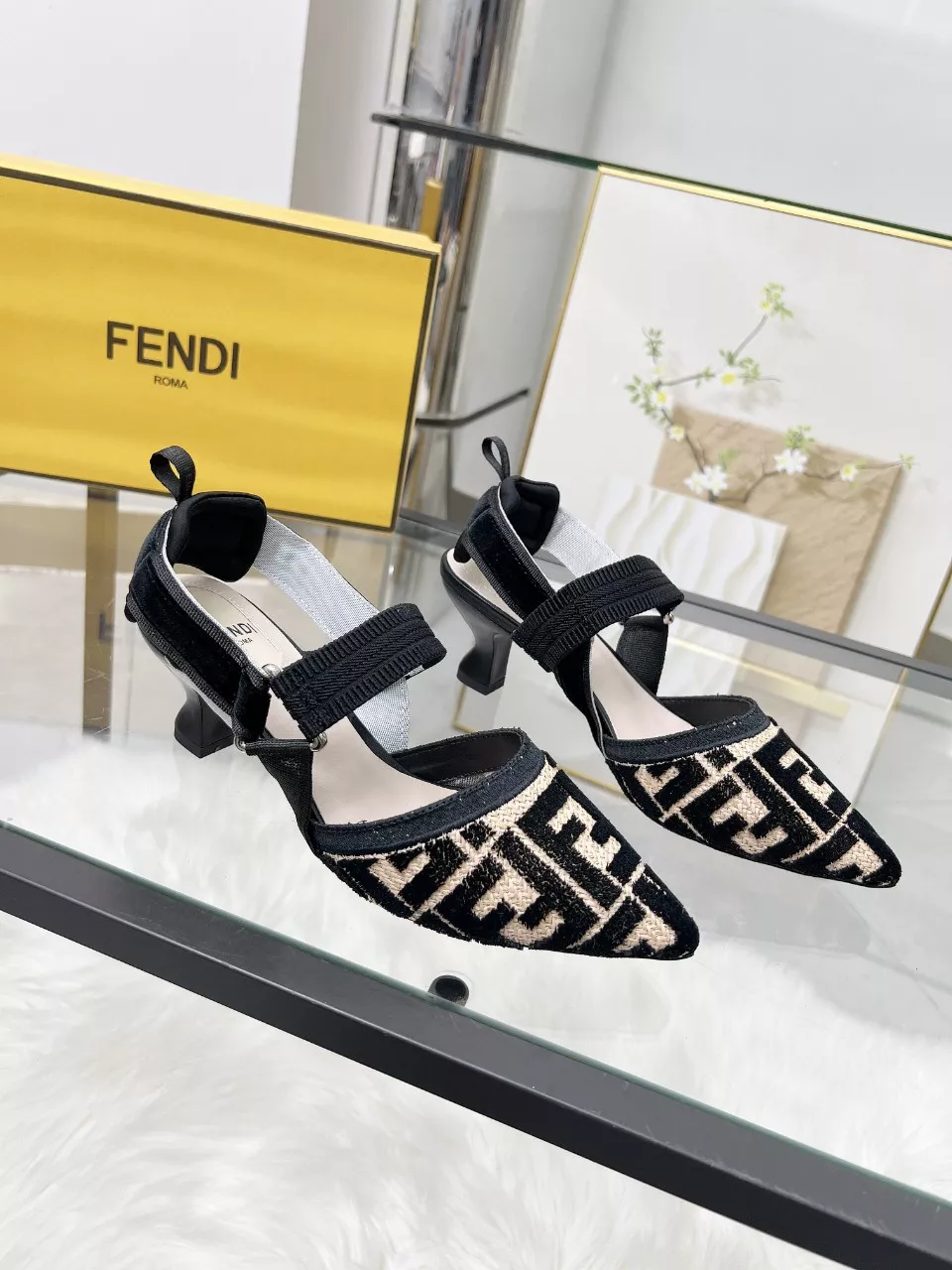 Fendi Sandal For Women Unique 9822