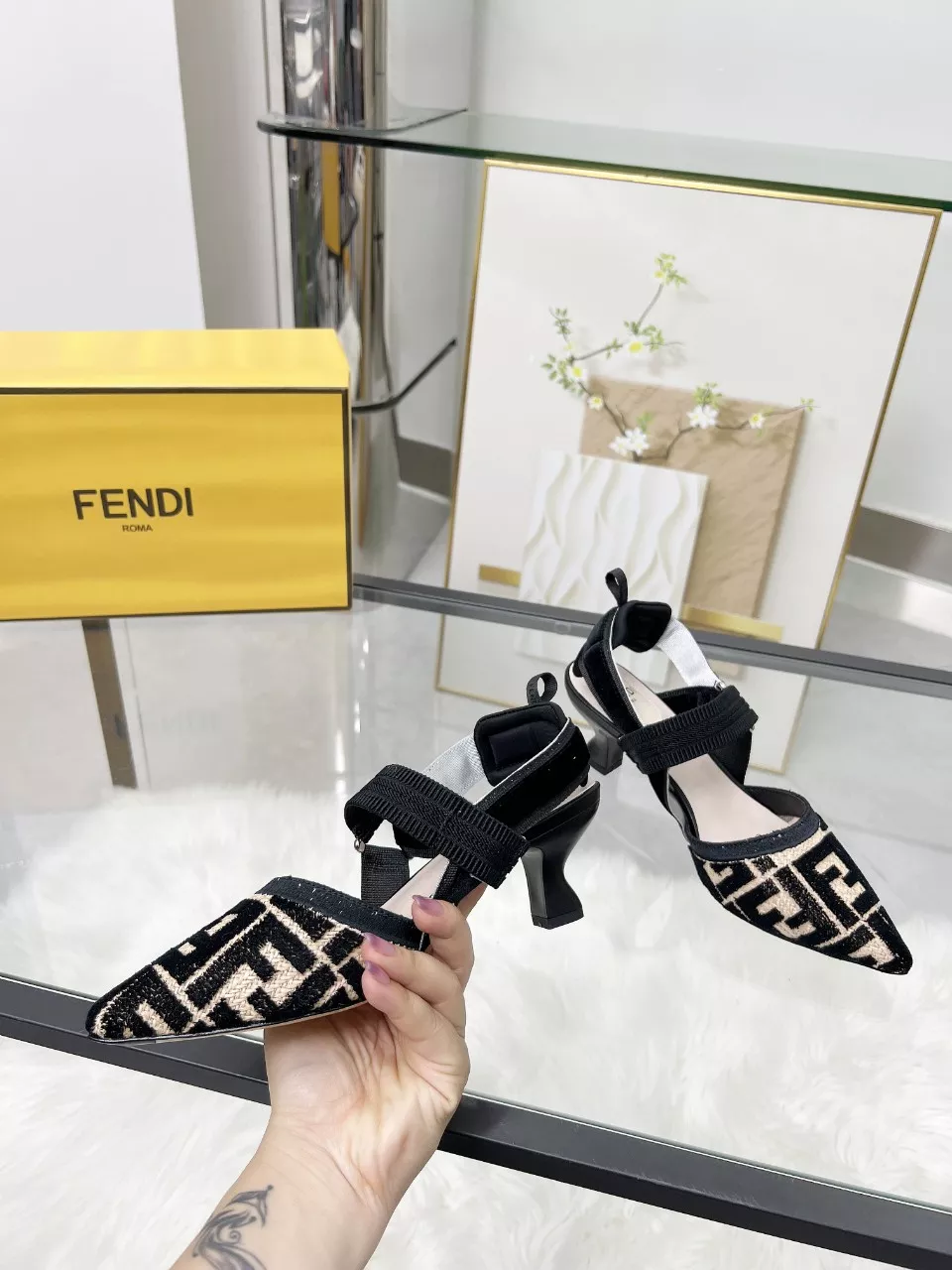 Fendi Sandal For Women Unique 9822