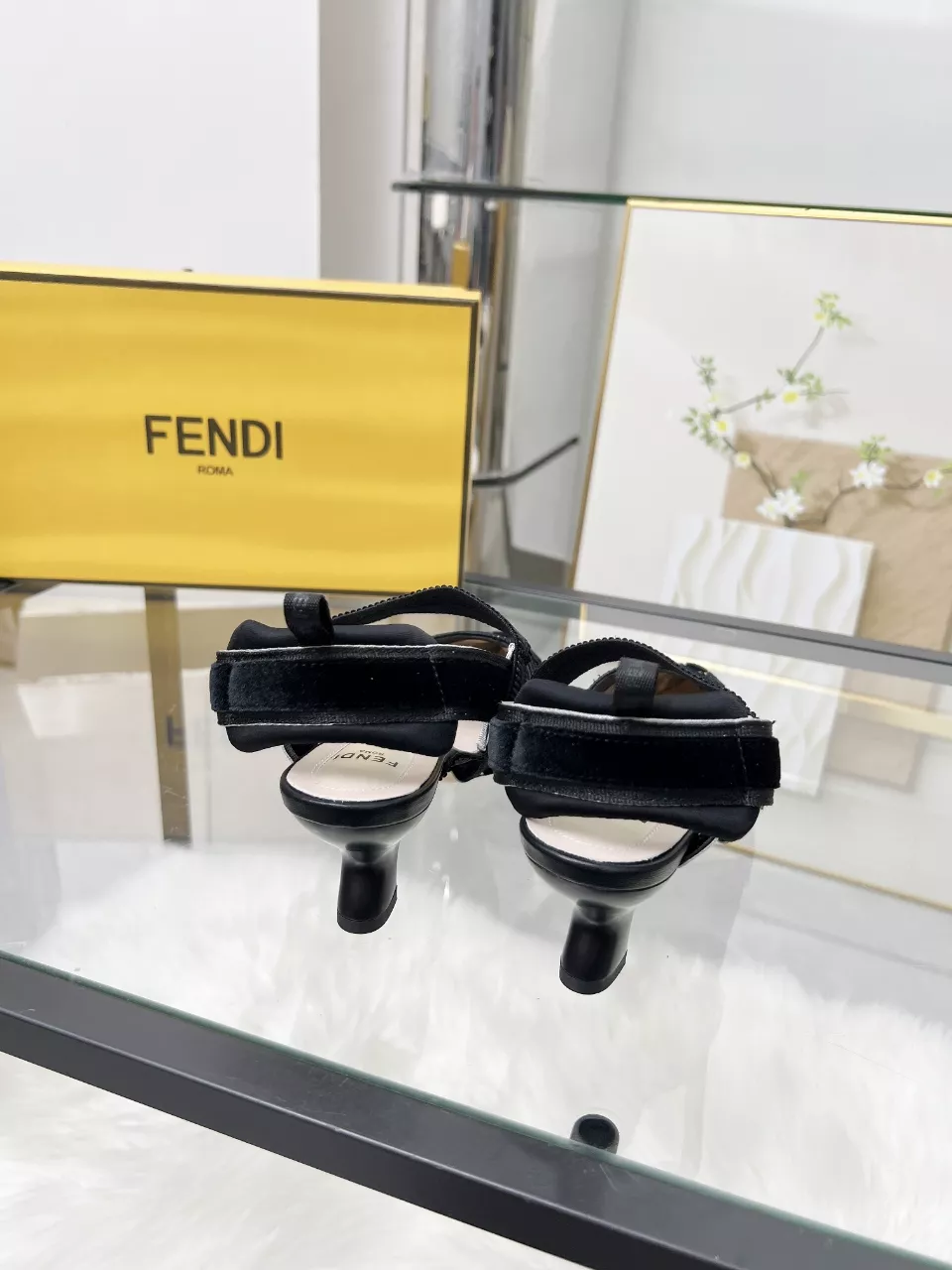 Fendi Sandal For Women Unique 9822