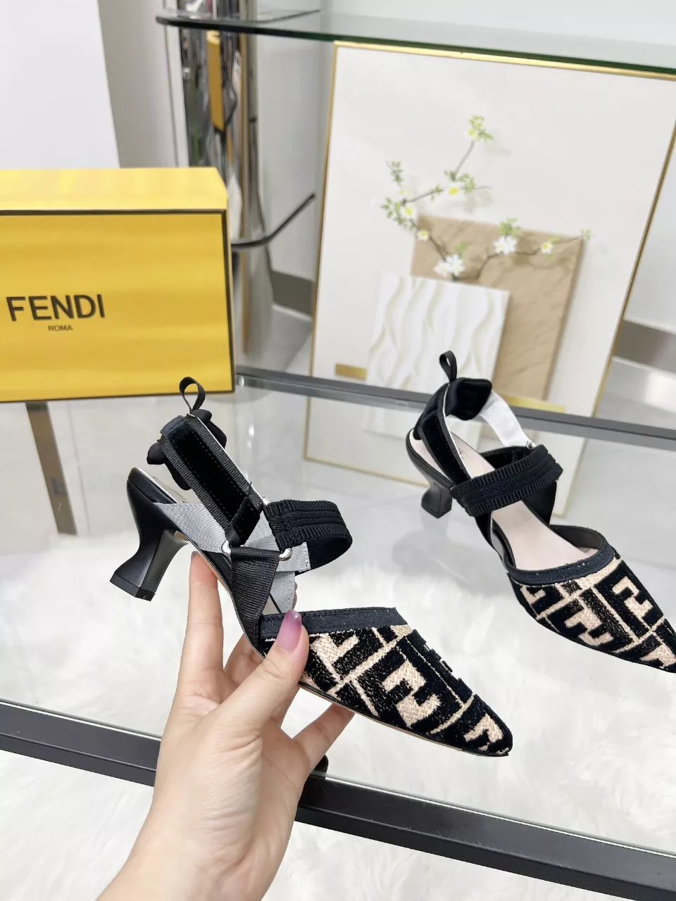 Fendi Sandal For Women Unique 9822