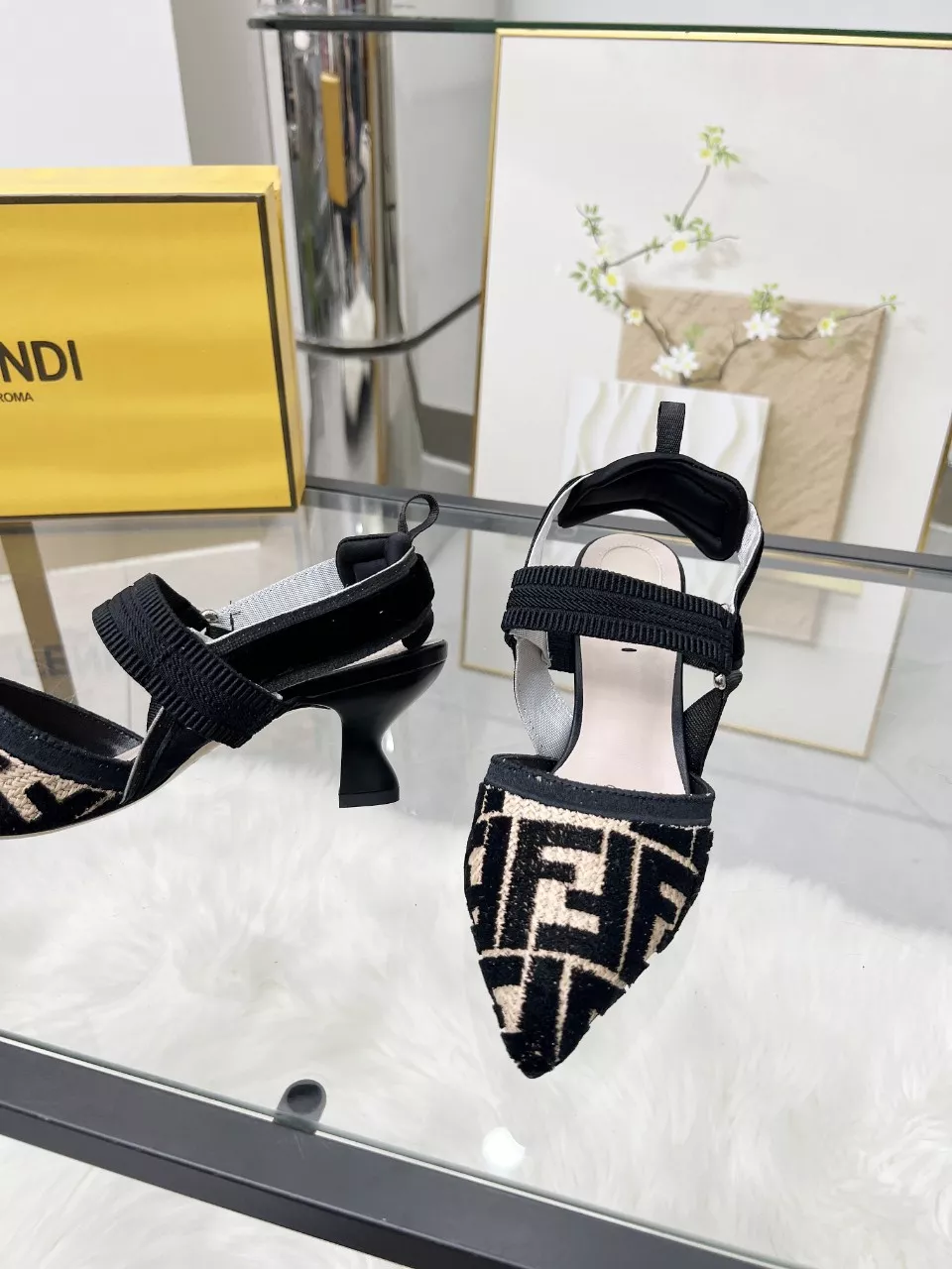 Fendi Sandal For Women Unique 9822