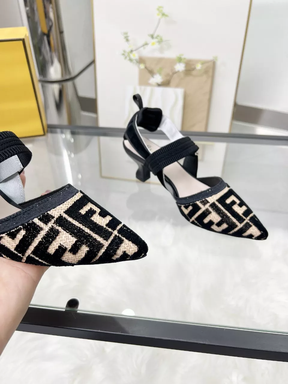 Fendi Sandal For Women Unique 9822