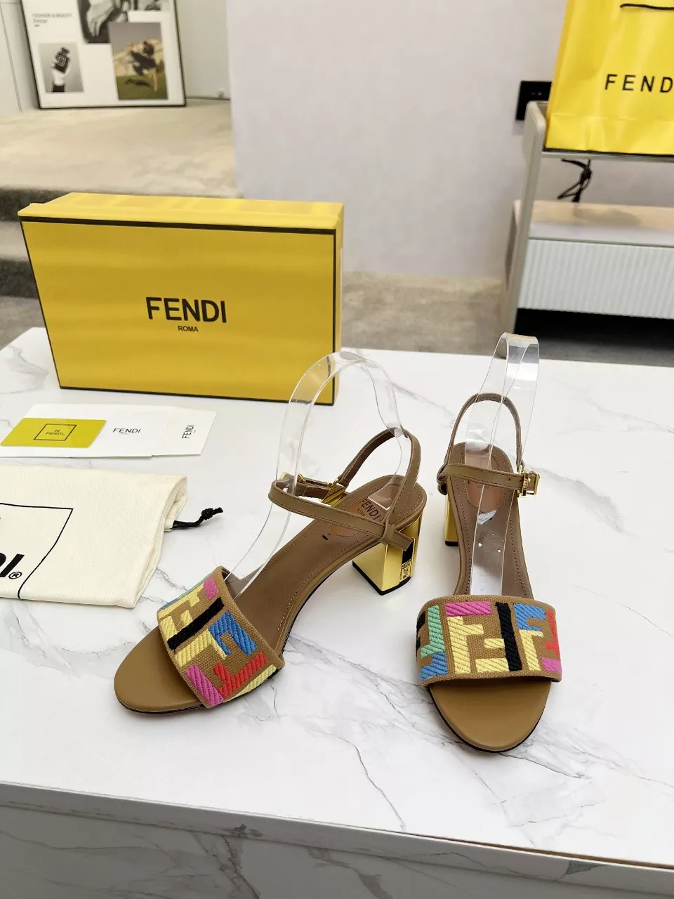 Fendi Sandal For Women UrbanStyle 8545