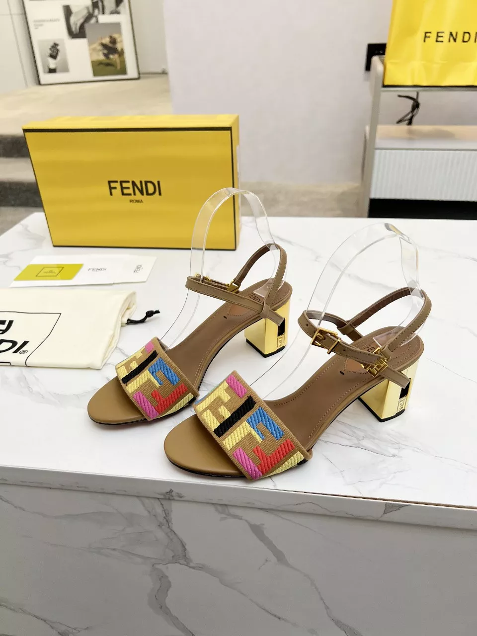 Fendi Sandal For Women UrbanStyle 8545