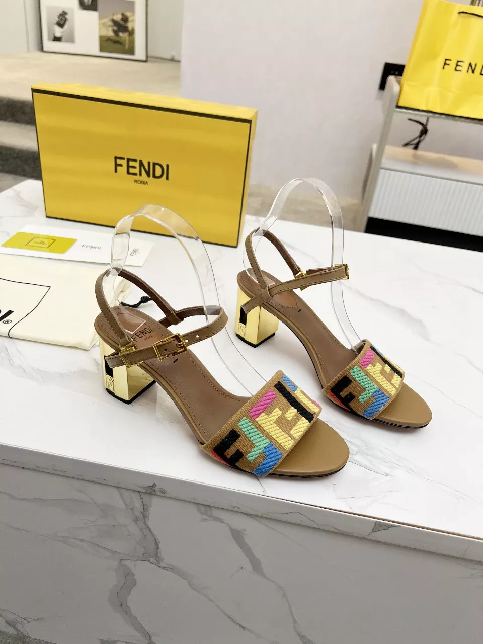 Fendi Sandal For Women UrbanStyle 8545