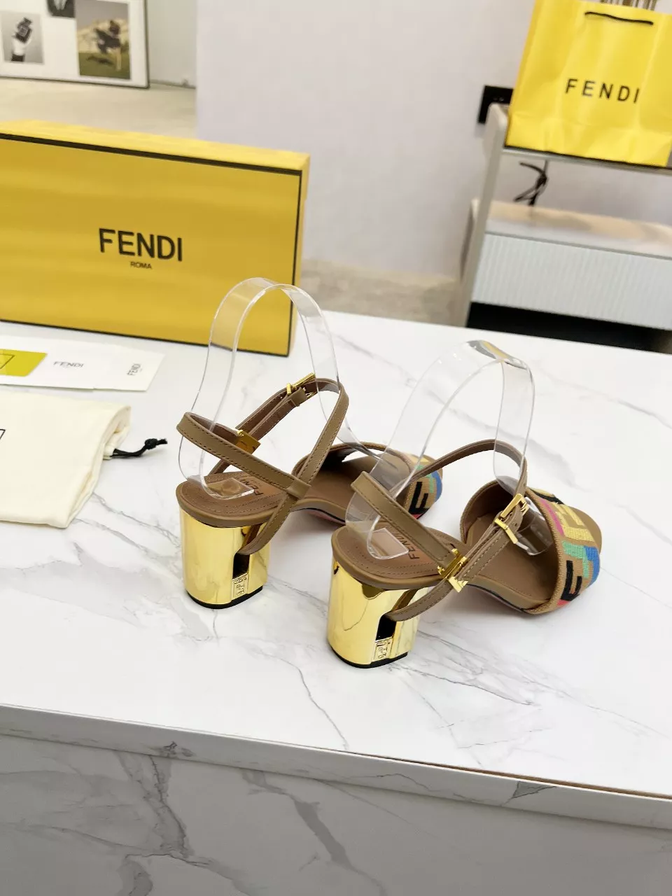 Fendi Sandal For Women UrbanStyle 8545