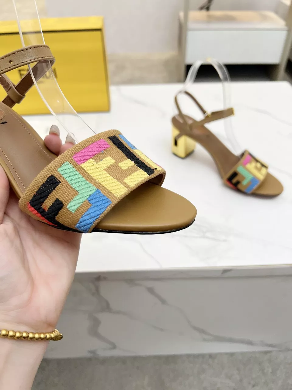 Fendi Sandal For Women UrbanStyle 8545