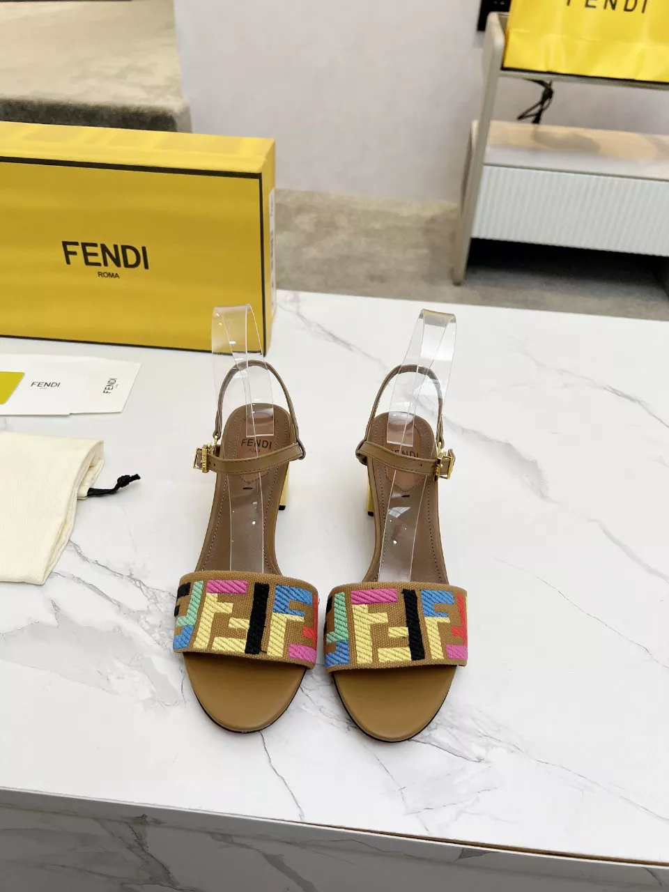 Fendi Sandal For Women UrbanStyle 8545