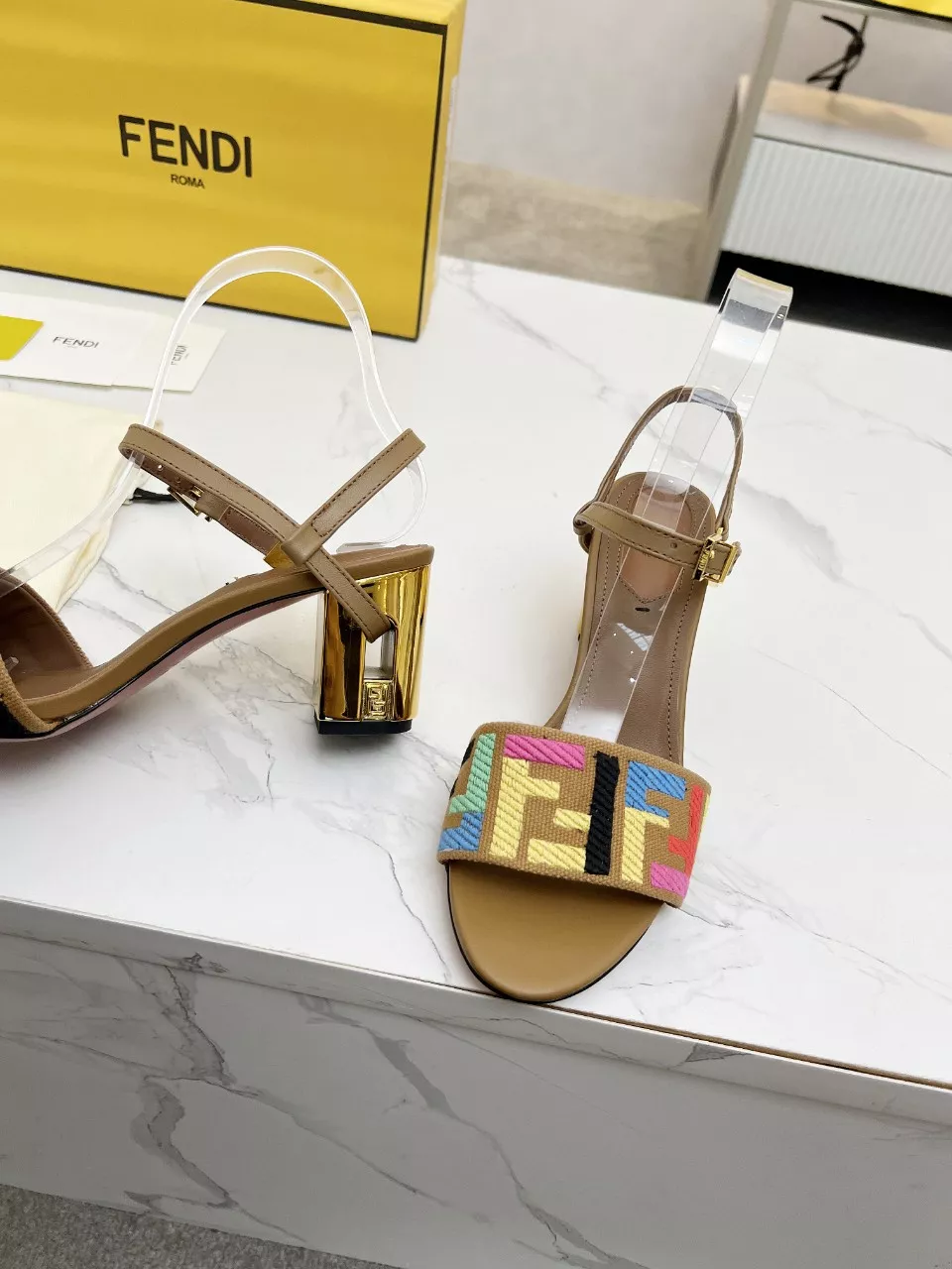 Fendi Sandal For Women UrbanStyle 8545