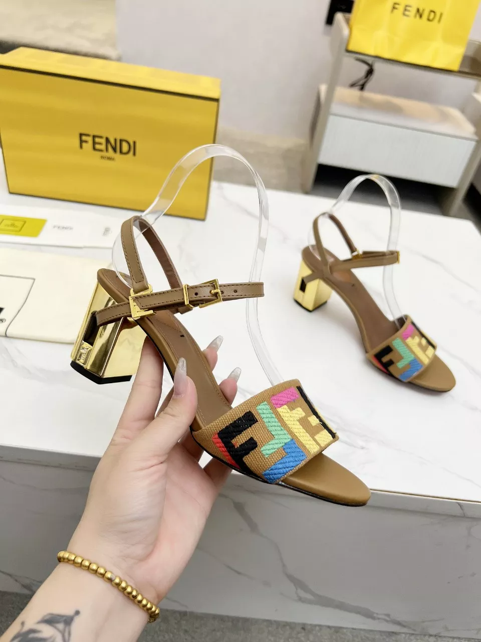 Fendi Sandal For Women UrbanStyle 8545