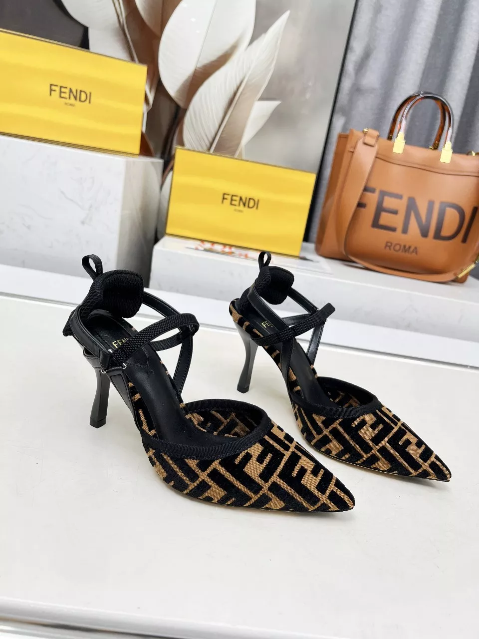 Fendi Sandal For Women Versatile 7380