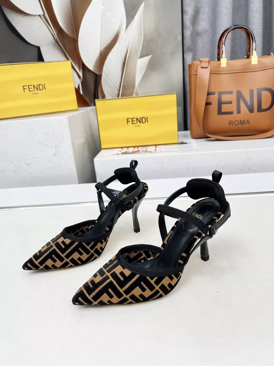 Fendi Sandal For Women Versatile 7380