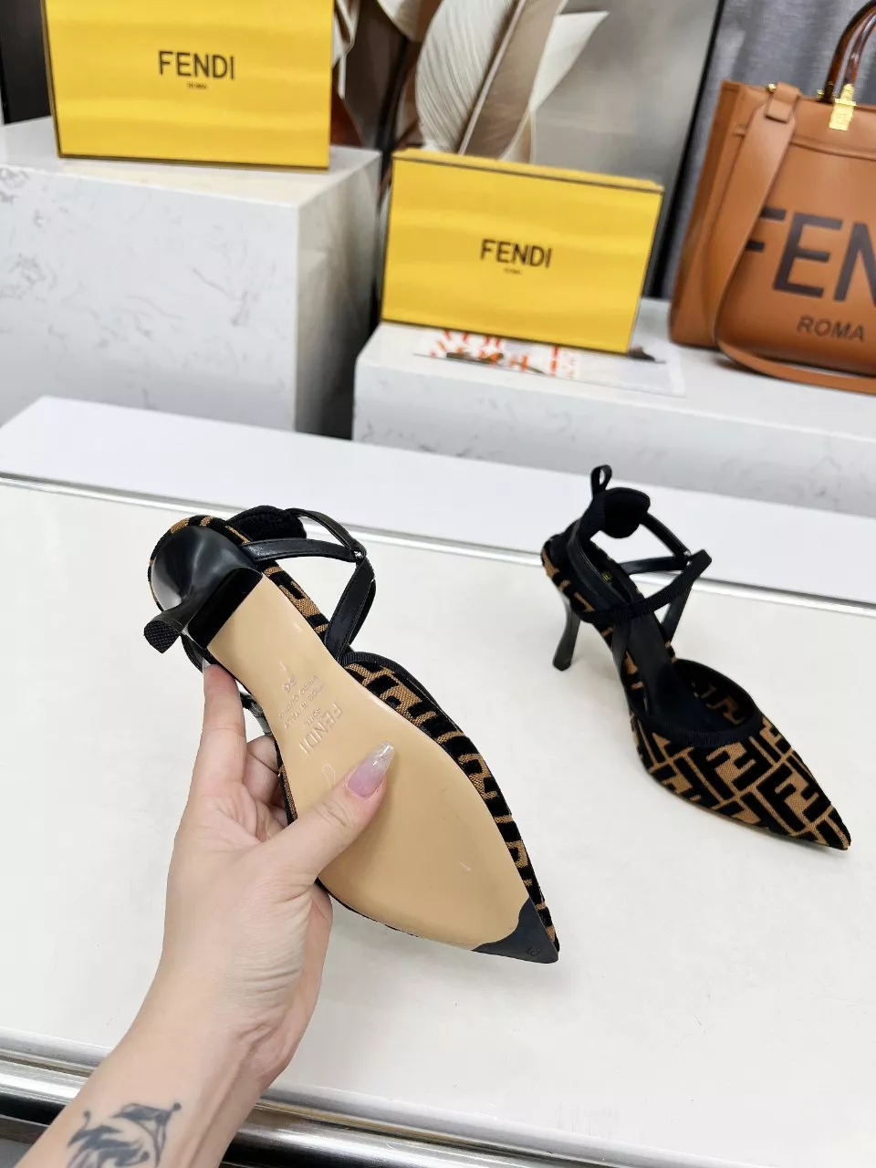 Fendi Sandal For Women Versatile 7380