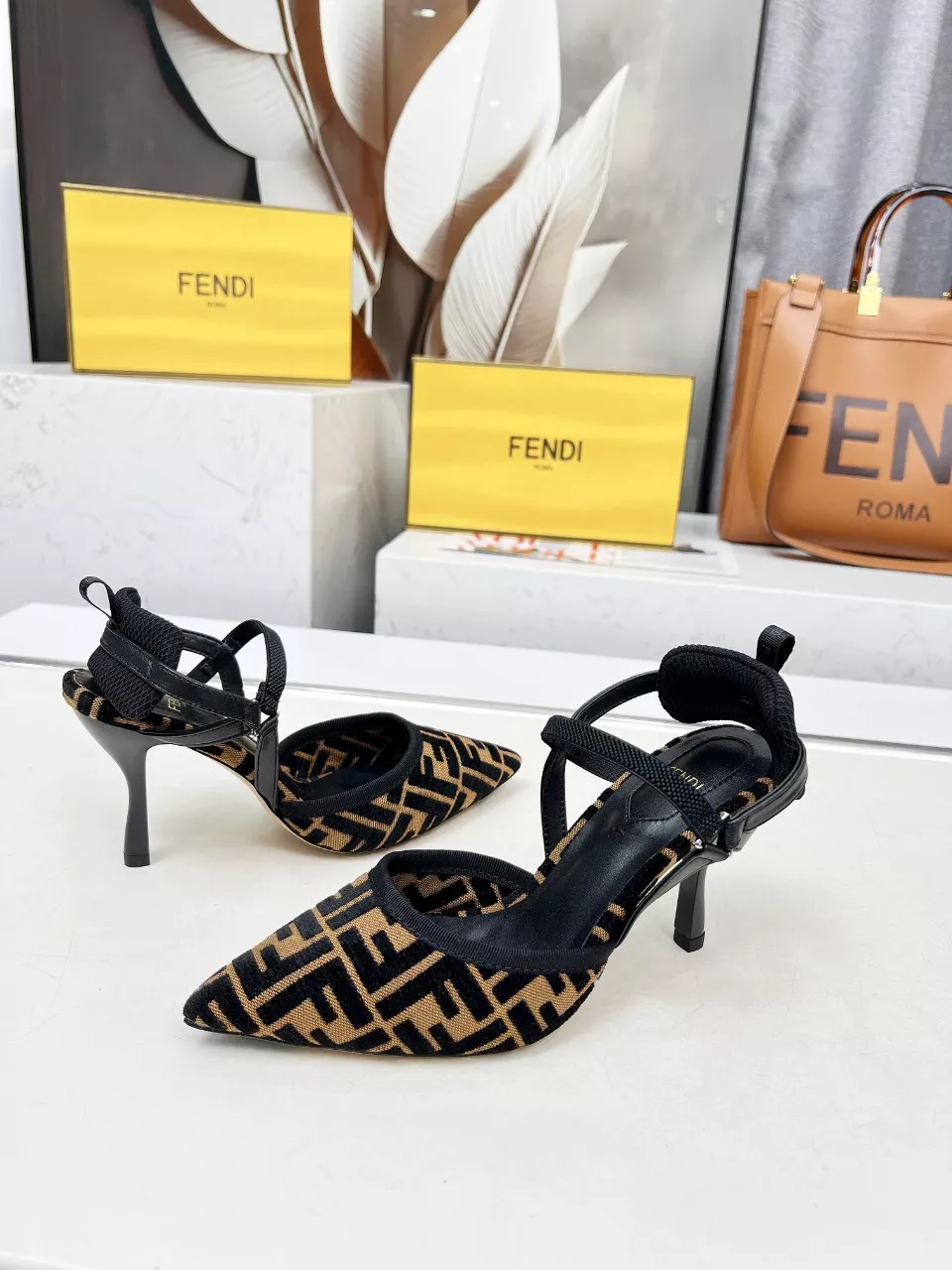 Fendi Sandal For Women Versatile 7380