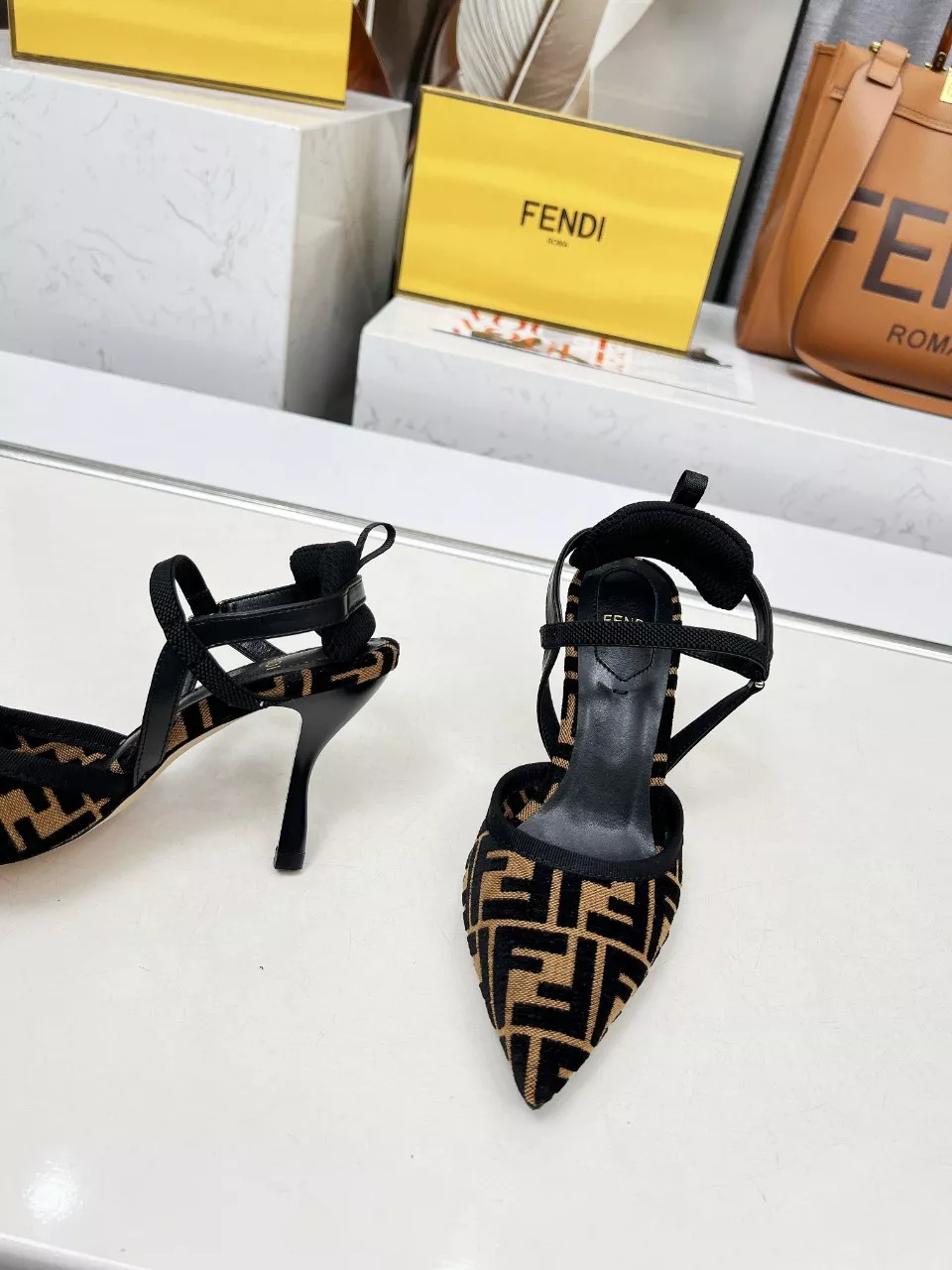Fendi Sandal For Women Versatile 7380