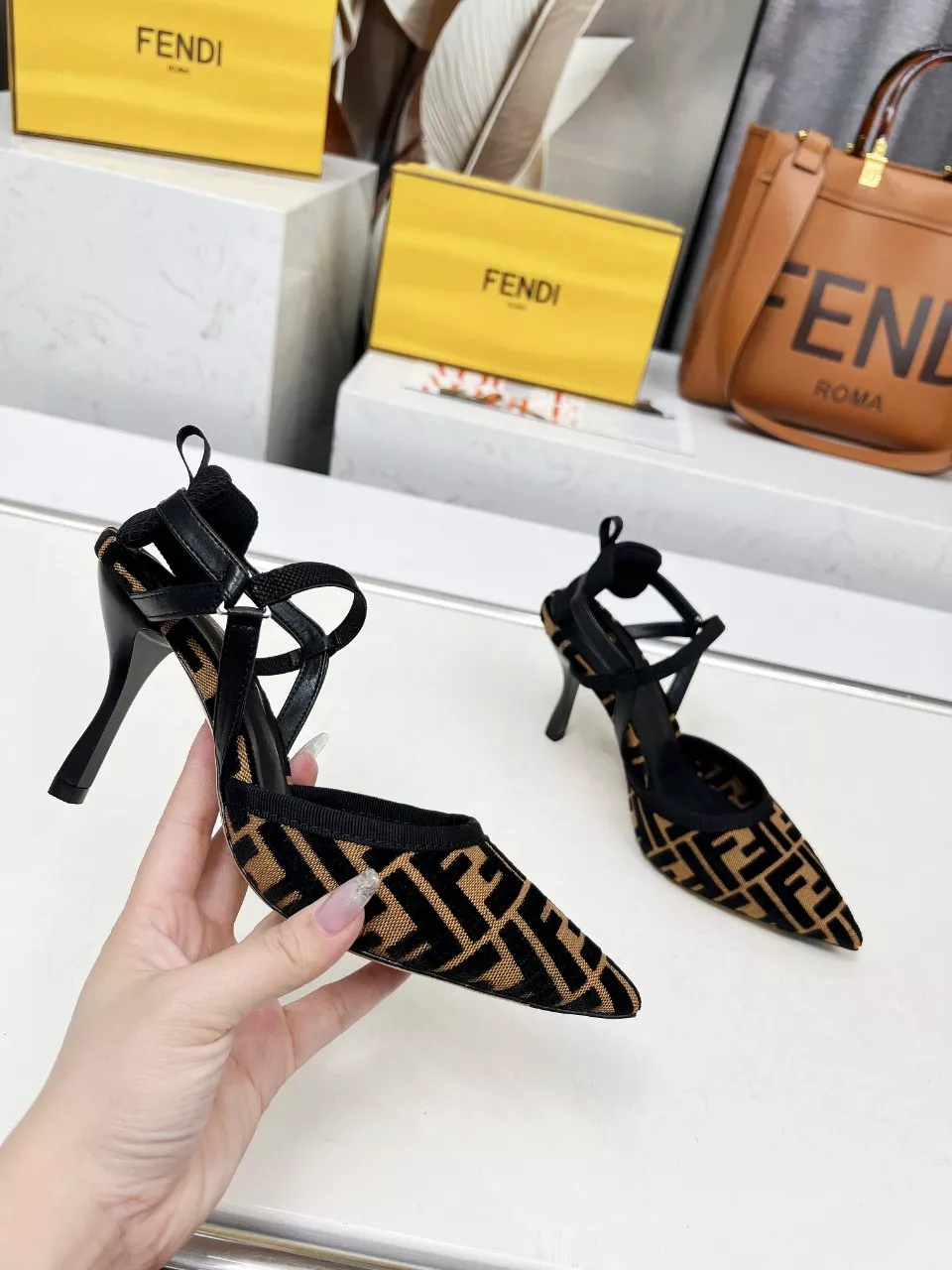 Fendi Sandal For Women Versatile 7380