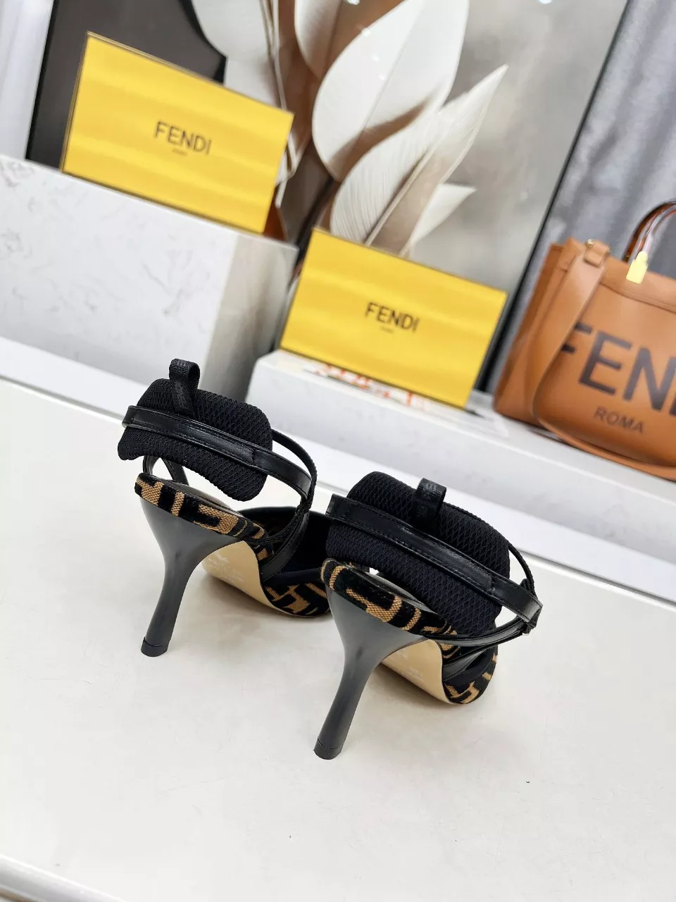 Fendi Sandal For Women Versatile 7380