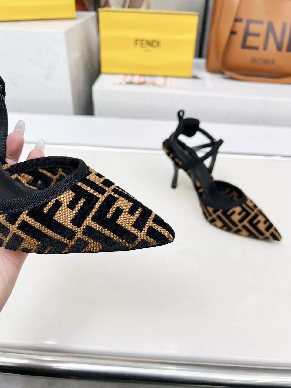Fendi Sandal For Women Versatile 7380
