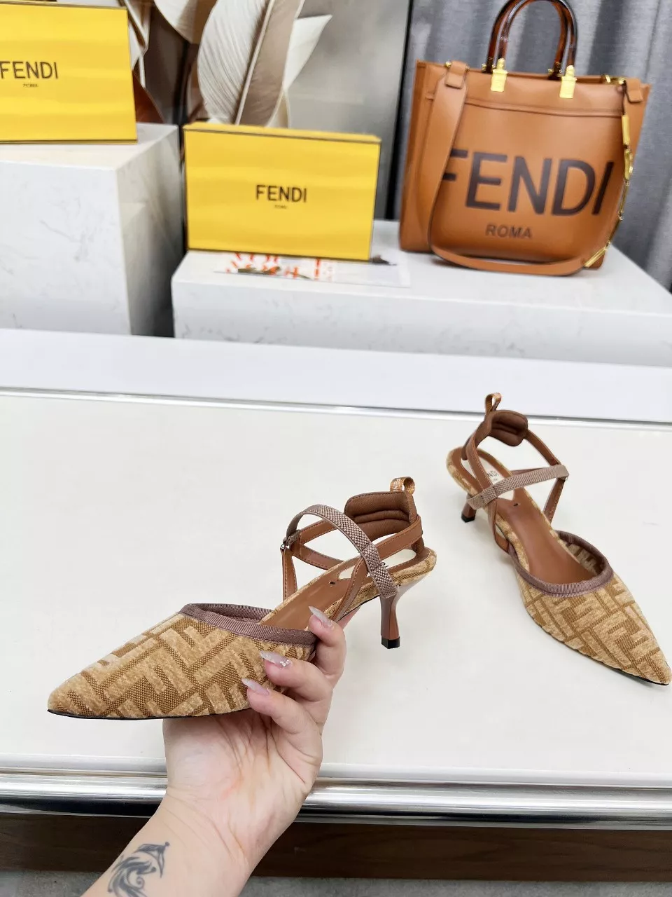 Fendi Sandal For Women WellDesigned 6921