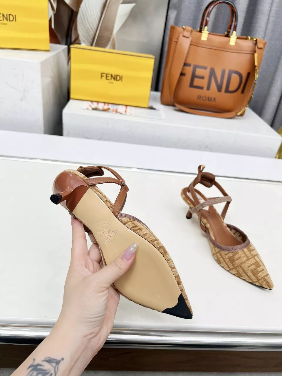 Fendi Sandal For Women WellDesigned 6921
