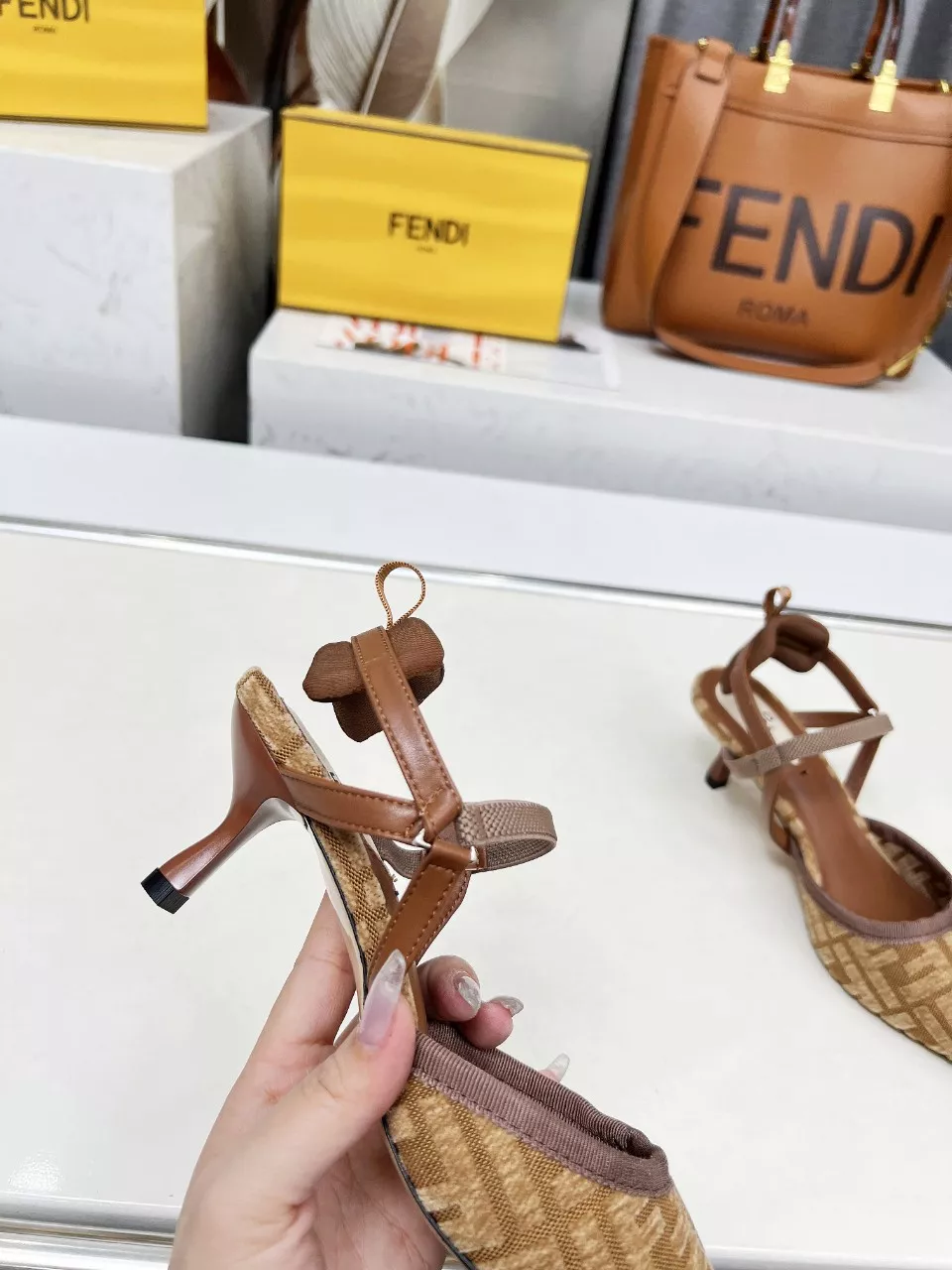 Fendi Sandal For Women WellDesigned 6921