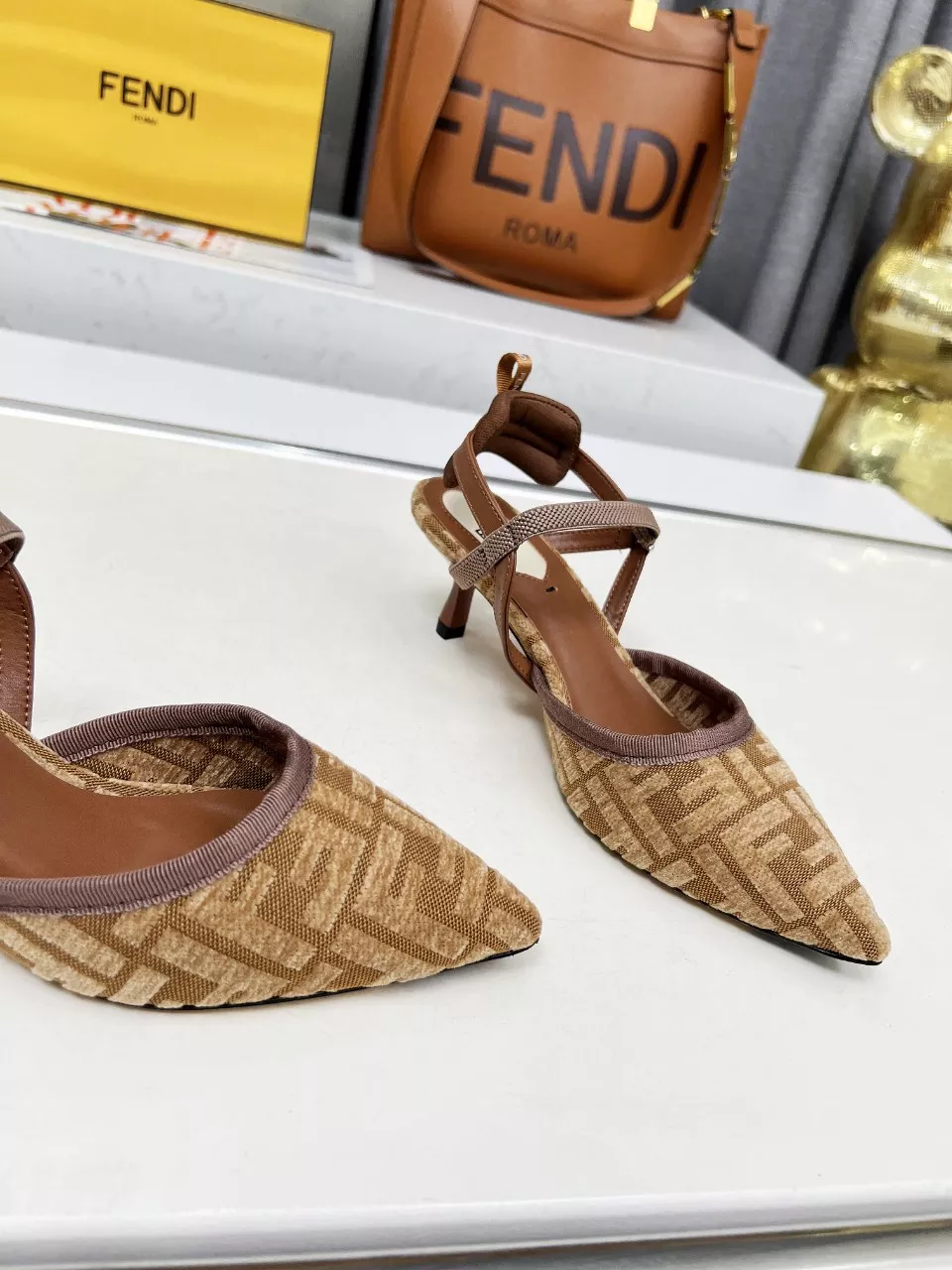 Fendi Sandal For Women WellDesigned 6921