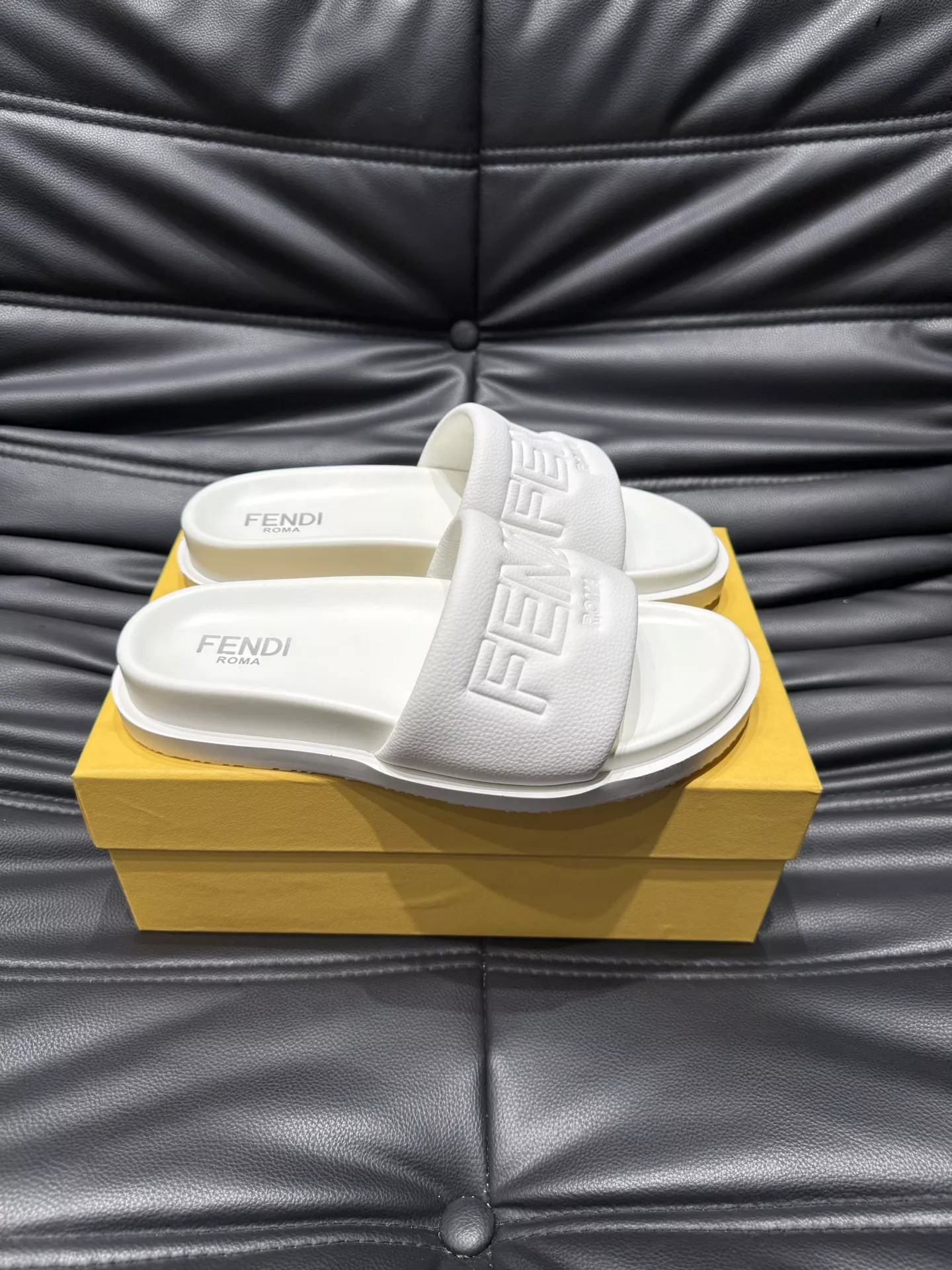 Fendi Slippers For Men GoAnywhere 9392