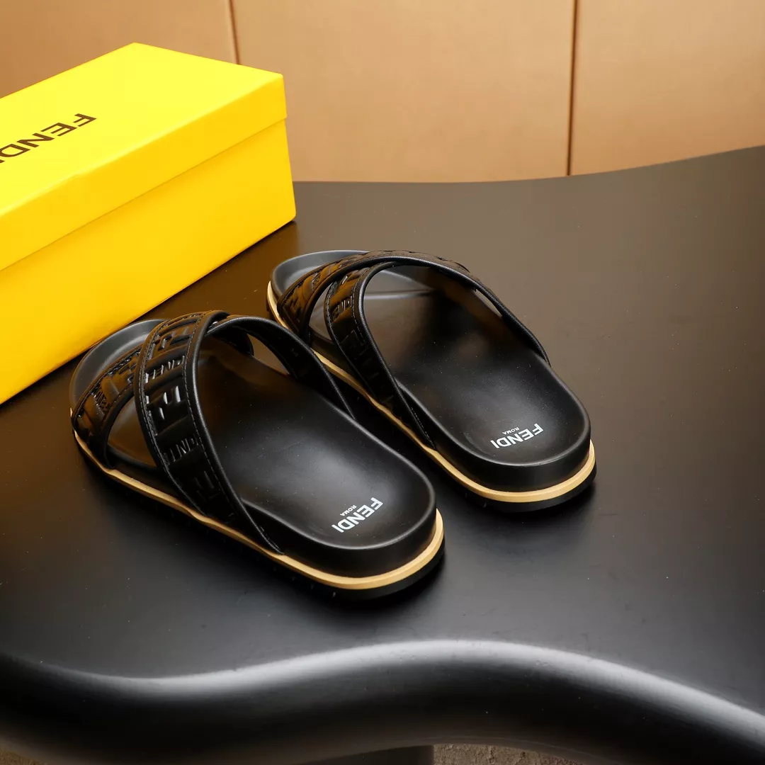 Fendi Slippers For Men Practical 9739