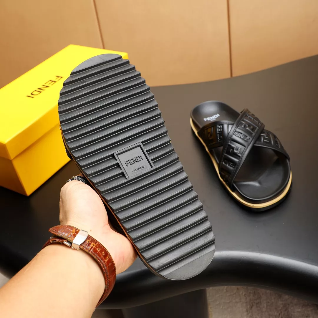 Fendi Slippers For Men Practical 9739