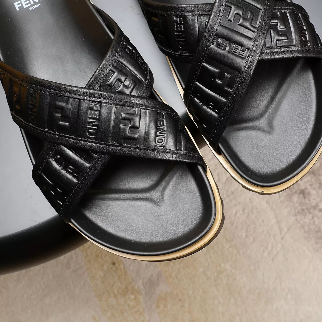 Fendi Slippers For Men Practical 9739