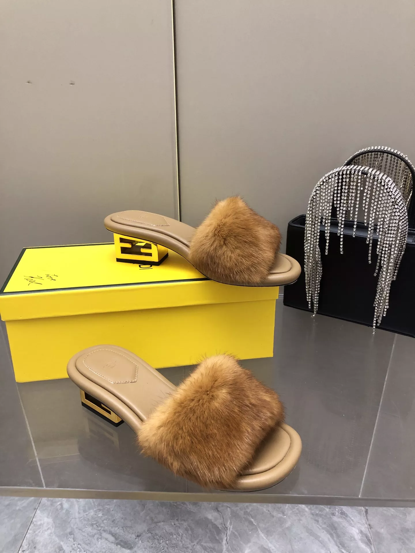 Fendi Slippers For Women AllSeason 3125
