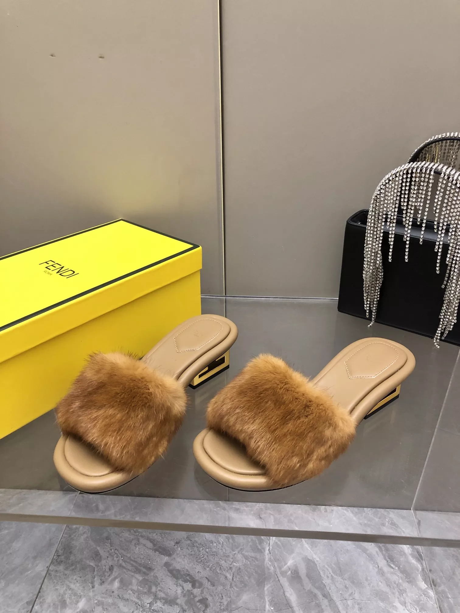 Fendi Slippers For Women AllSeason 3125