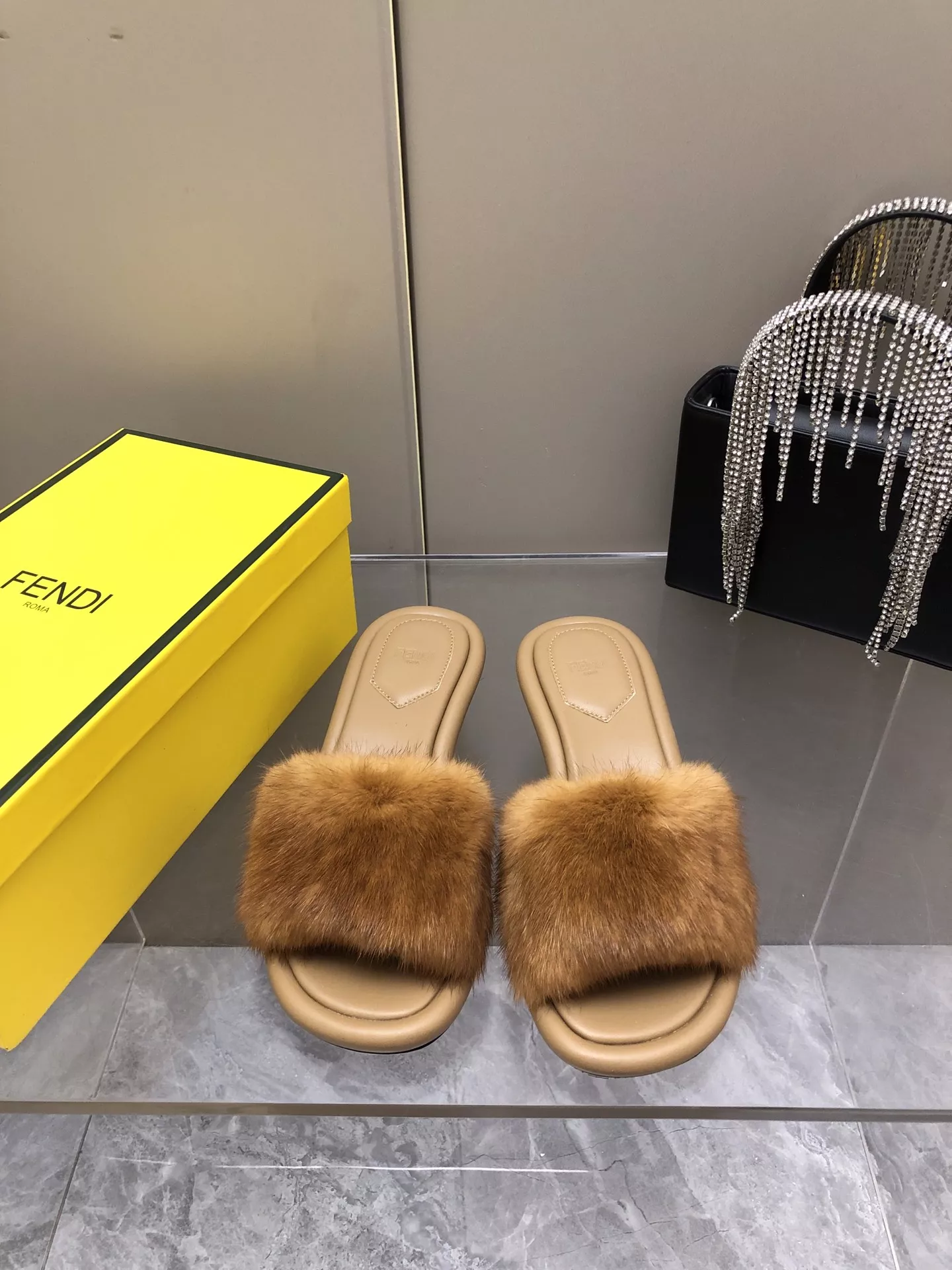 Fendi Slippers For Women AllSeason 3125