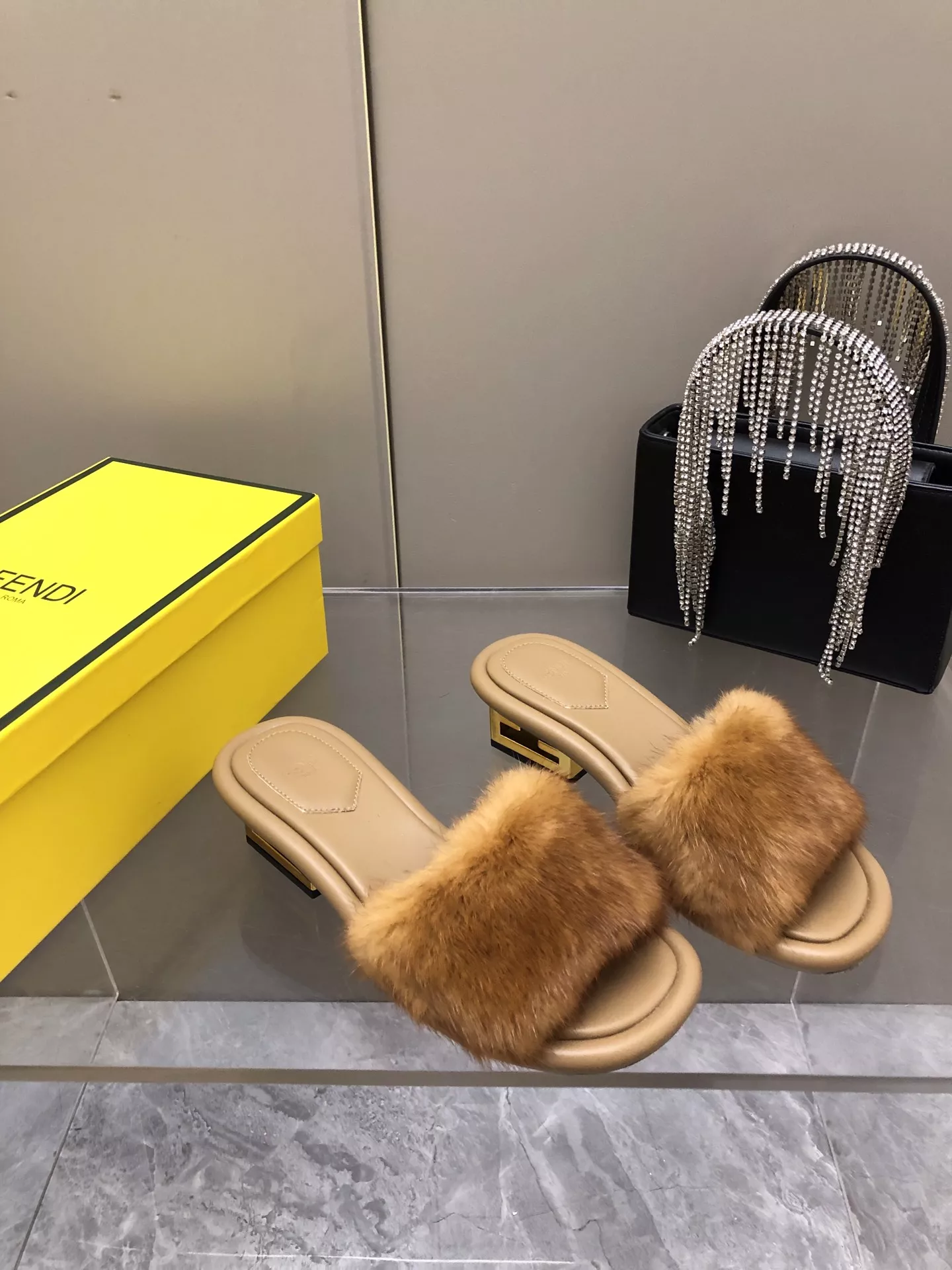 Fendi Slippers For Women AllSeason 3125