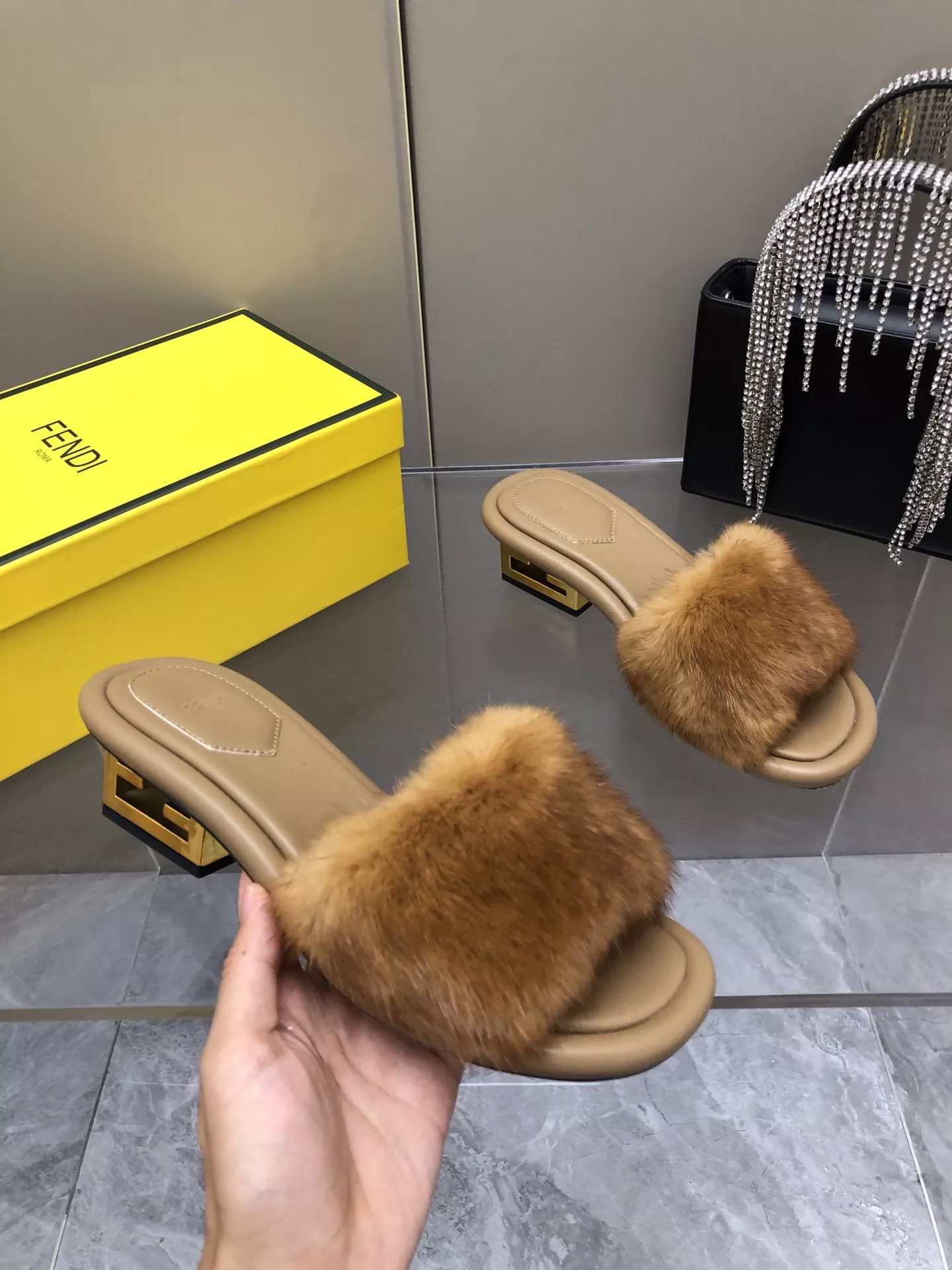 Fendi Slippers For Women AllSeason 3125
