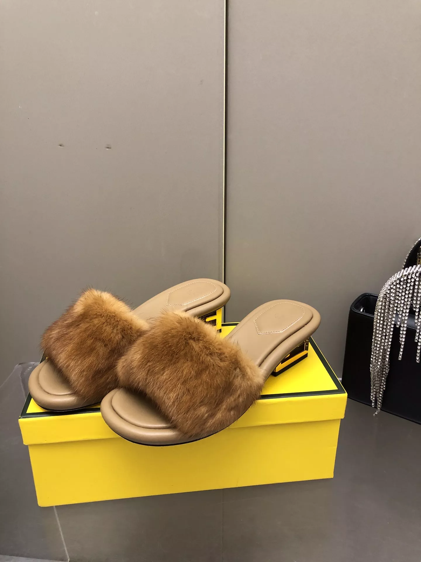 Fendi Slippers For Women AllSeason 3125
