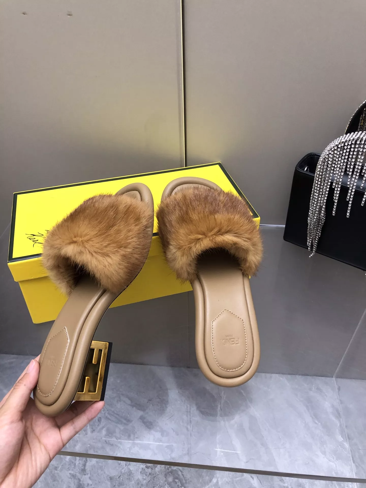 Fendi Slippers For Women AllSeason 3125