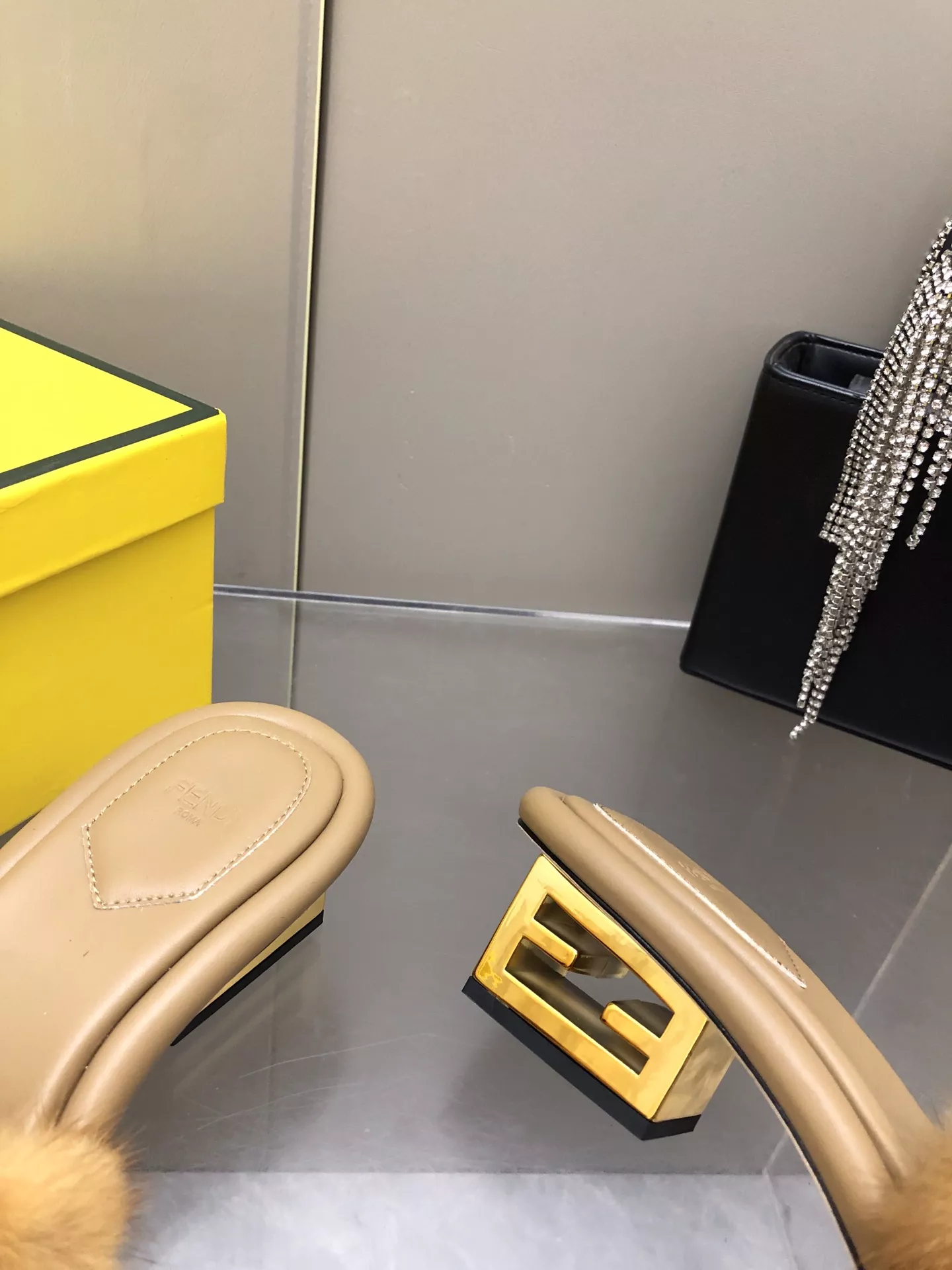 Fendi Slippers For Women AllSeason 3125