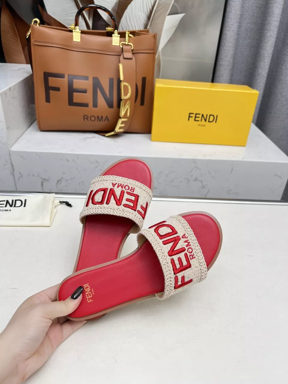 Fendi Slippers For Women AllSeason 6608