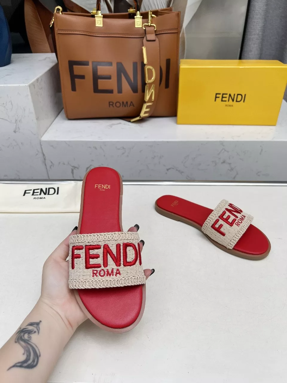 Fendi Slippers For Women AllSeason 6608
