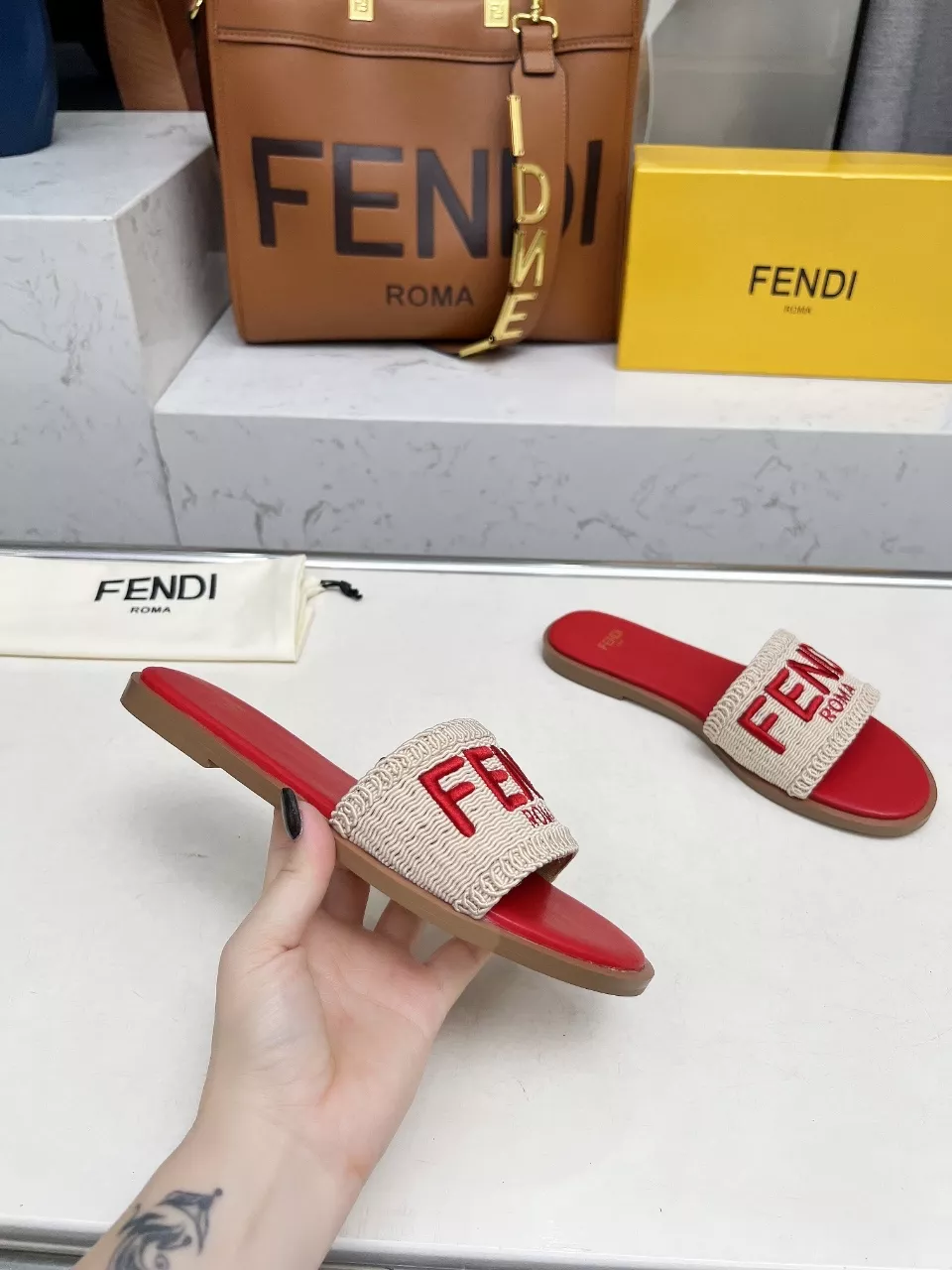 Fendi Slippers For Women AllSeason 6608